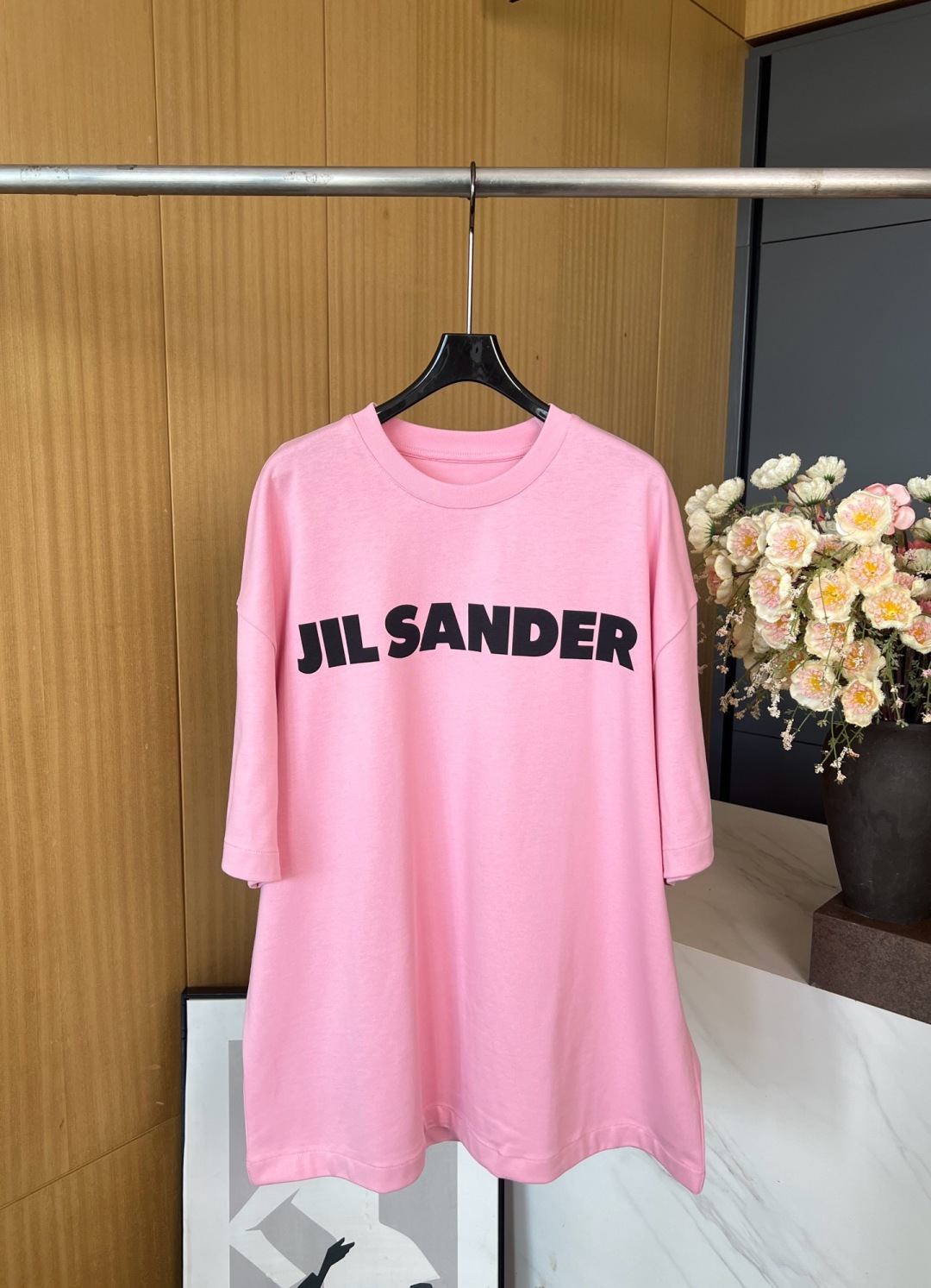 NO:436062,JIL SANDER Autumn and Winter New Styles, Latest Colors for the Counter, Classic Large Letter Printed Short-Sleeve T-Shirt, Custom Gaoke Heavy Fabric, Strong and Stylish, Loose Style, Men and Women's Same Model, Pink S M L,, jil sander, T-shirt,tees, t-shirt,alexander wang19860909JIL SANDER 秋冬新款 专柜最新配色 经典大字母印花短袖T恤、定制高克重面料、挺阔有型有型、宽松版型、男女同款、粉色 码数S M L,,jil sander,T-shirt,tees，t-shirt,alexander wang,Women's clothing