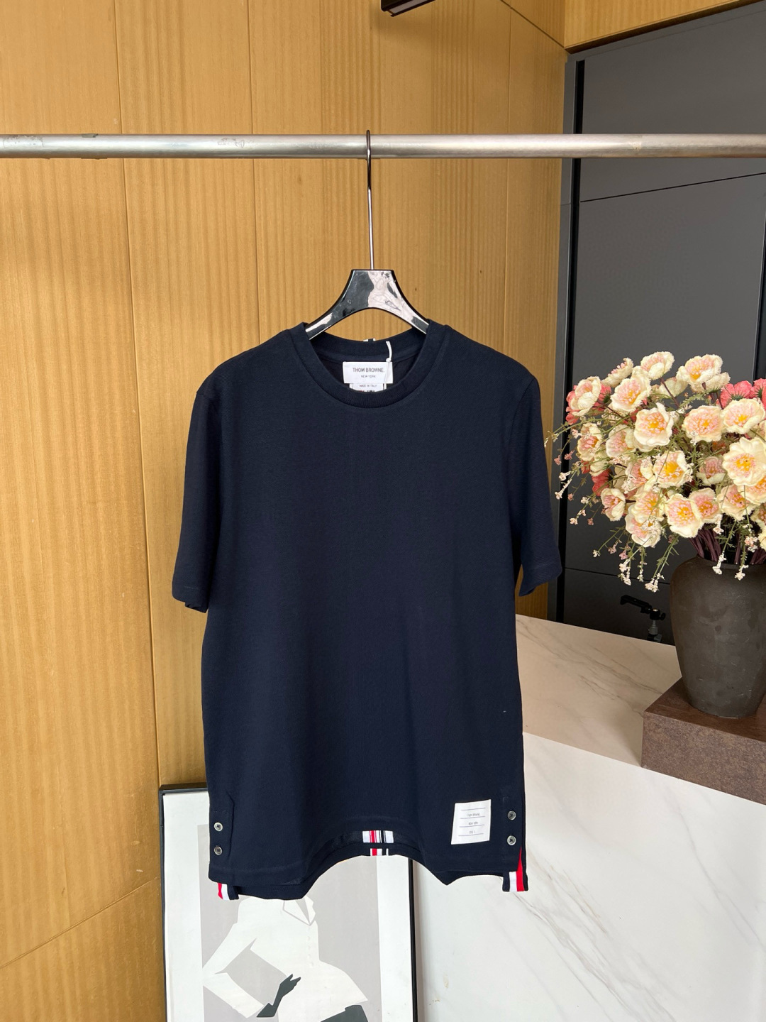 NO:454872,Thom Browne classic round neck bead floor cotton short-sleeved T-shirt, open and close buttons on both sides of the clothes, three-color webbing design in the middle of the back, same style as men and women. Number 01234, T-shirt,tees, t-shirt,alexander wang19860909Thom Browne 经典圆领珠地棉短袖T恤、衣服两侧开合纽扣、后面中间三色织带设计、男女同款 码数01234,,T-shirt,tees，t-shirt,alexander wang,Women's clothing