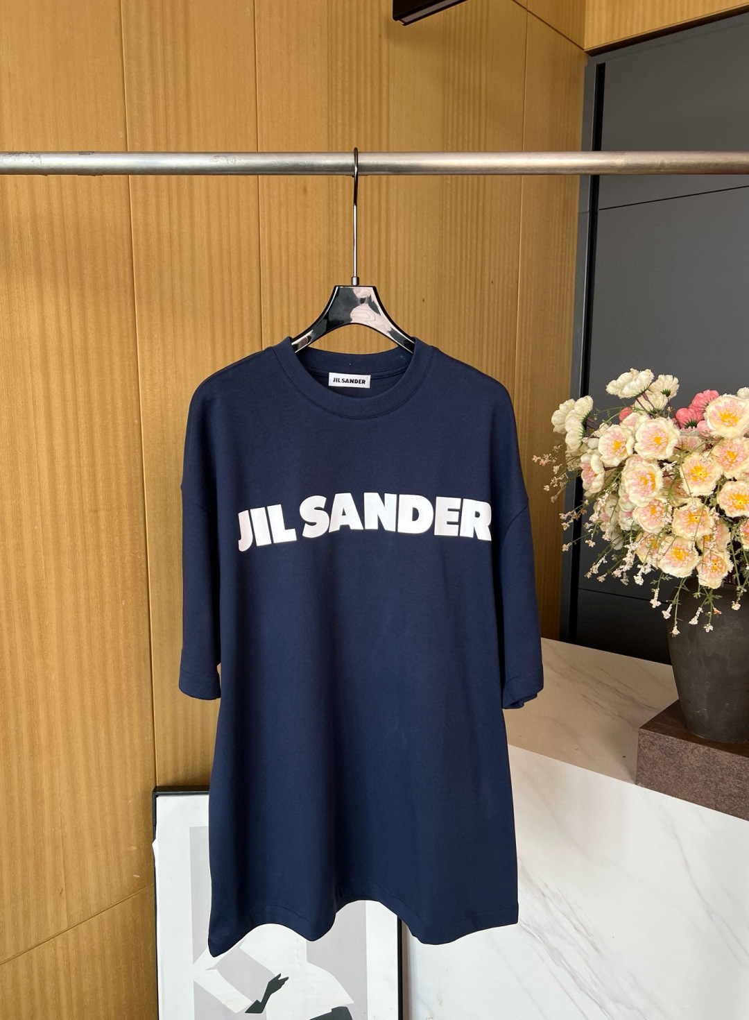 NO:452527,JIL SANDER Autumn and Winter New Styles, Latest Colors for the Counter, Classic Large Letter Printed Short-Sleeve T-Shirt, Custom Gaoke Heavy Fabric, Strong and Stylish, Loose Style, Men and Women's Same Model, Dark Blue Number S M L,, jil sander, T-shirt,tees, t-shirt,alexander wang19860909JIL SANDER 秋冬新款 专柜最新配色 经典大字母印花短袖T恤、定制高克重面料、挺阔有型有型、宽松版型、男女同款、深蓝色 码数S M L,,jil sander,T-shirt,tees，t-shirt,alexander wang,Women's clothing
