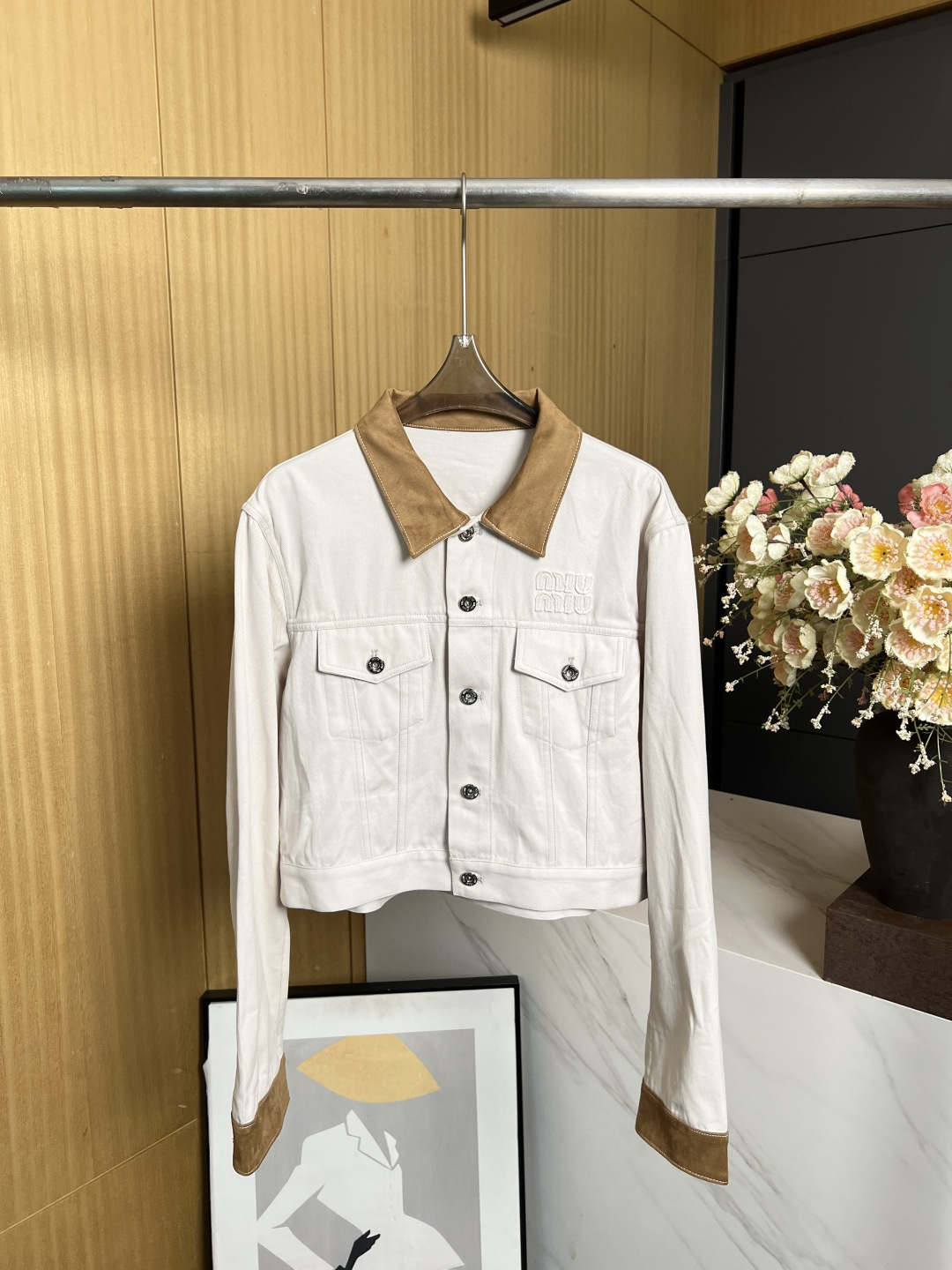 NO:456725,MIUMIU's new early autumn style denim and leather short jackets and light denim give this short jacket summer charm, highlighting contrasting suede leather details, enriching the bold design and showing exquisite craftsmanship. S M L, miumiu, jackets & coats, alexander wang19860909MIUMIU 早秋新款 牛仔和皮革短夹克、 浅色牛仔布的独特质感赋予这款短夹克夏日魅力,并突显了对比鲜明的绒面皮革细节,丰富了大胆的设计,展现了精致的工艺. 码数S M L,,miumiu,jackets & coats,alexander wang,Women's clothing