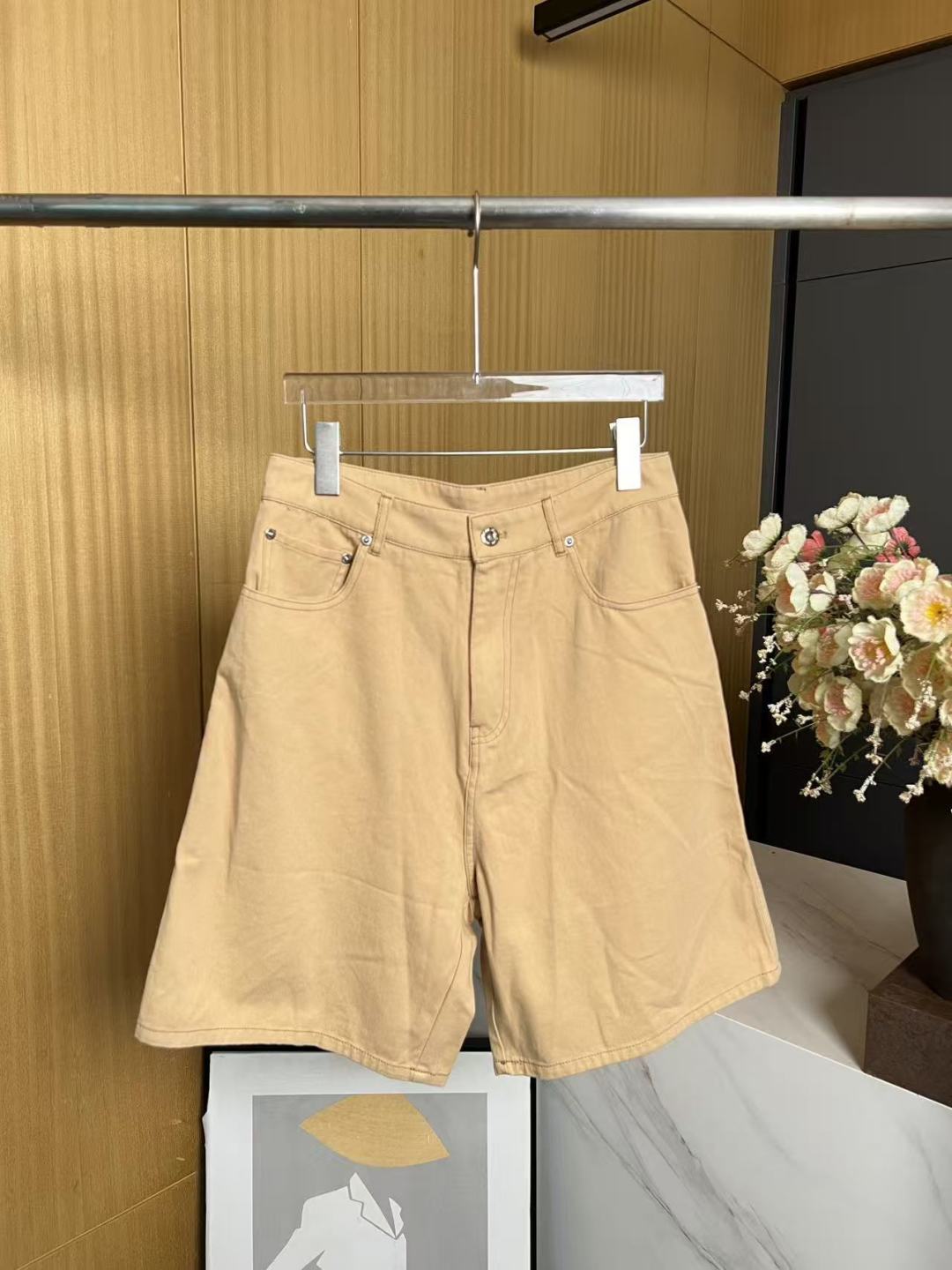 NO:456750,MIUMIU early autumn new style khaki denim Bermuda shorts and denim lifestyle features are redefined in the smooth texture of these Bermuda shorts, with modern versatility, rear pocket embroidered logo letters S M L,,miumiu, shorts, alexander wang19860909MIUMIU 早秋新款 卡其色牛仔布百慕大短裤、牛仔布的生活方式特征在这些百慕大短裤的流畅质地中被重新定义,具有现代多功能性,后口袋刺绣logo字母 码数S M L,,miumiu,shorts,alexander wang,Women's clothing