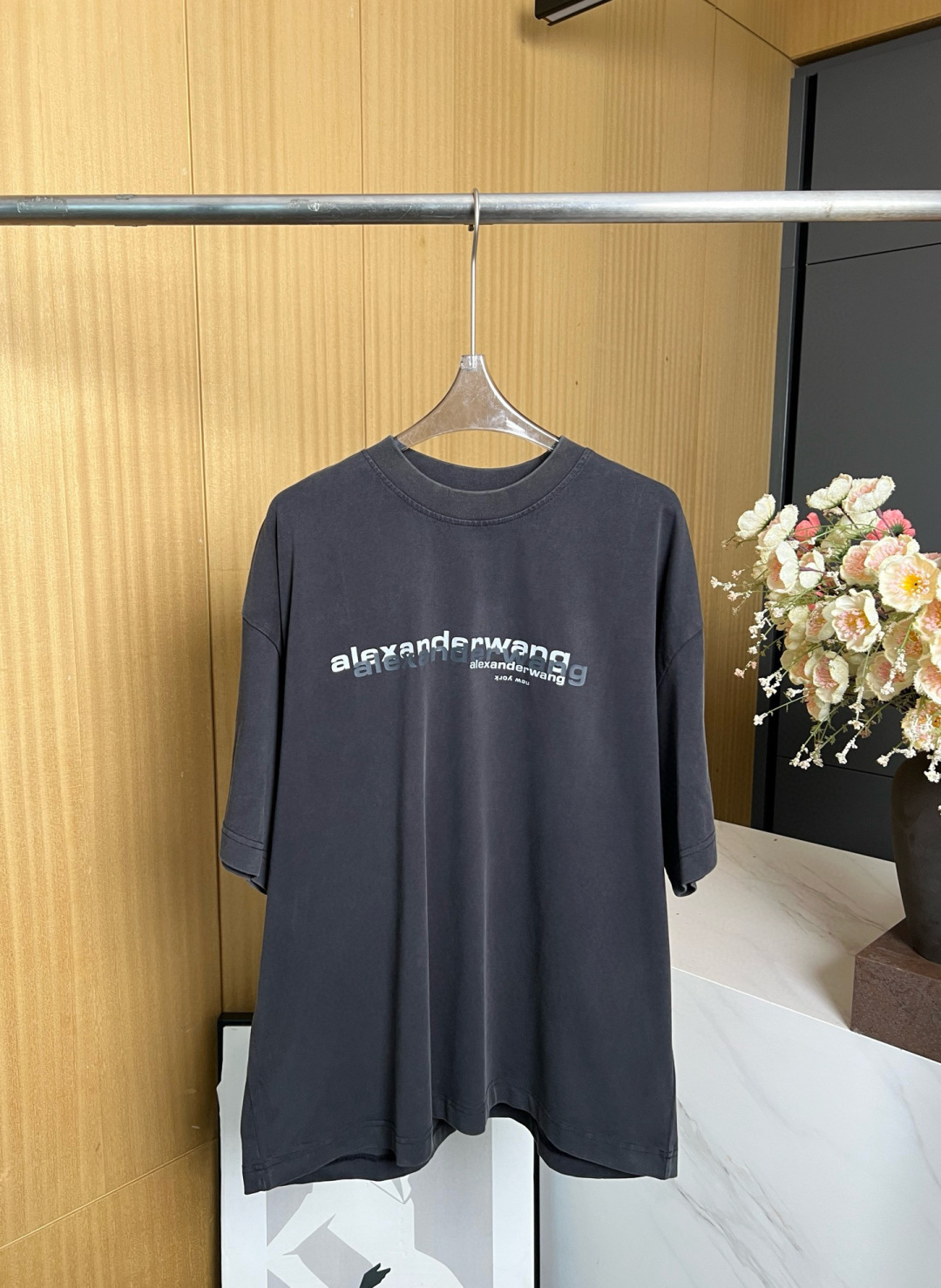 NO:454871,ALEXANDER WANG New style, old-fashioned washing logo letter printed short-sleeved T-shirt, loose style, same style for men and women. Size S M L,,alexander wang,T-shirt,tees,t-shirt,alexander wang19860909ALEXANDER WANG 大王 新款 做旧水洗logo字母印花短袖T恤、宽松版型、男女同款 码数S M L,,alexander wang,T-shirt,tees，t-shirt,alexander wang,Women's clothing