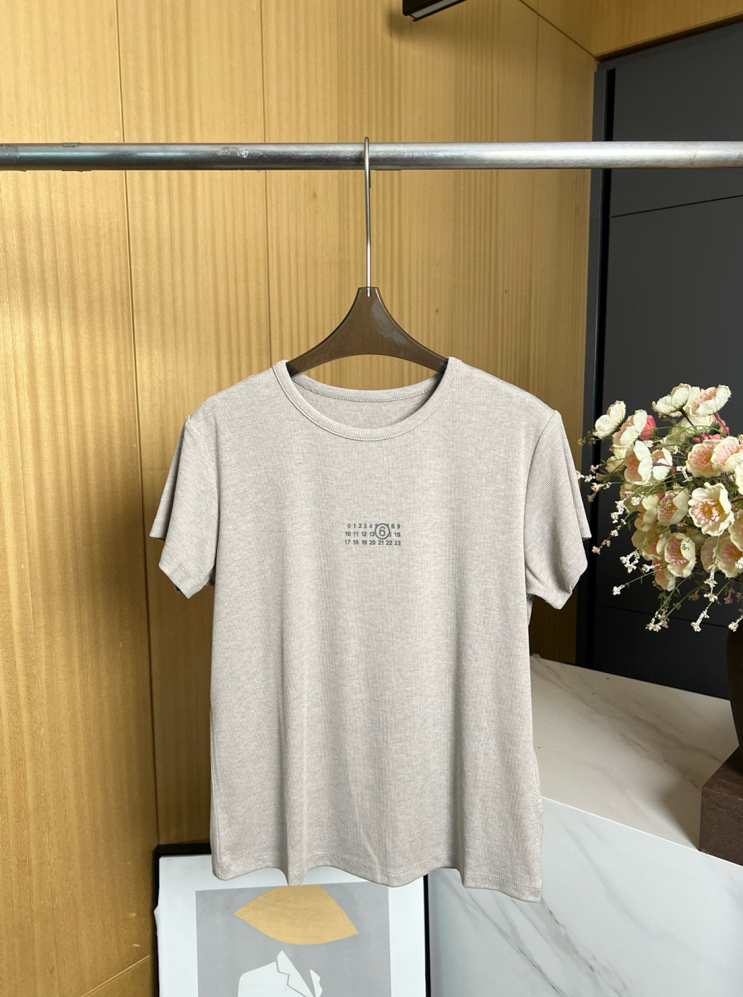 NO:456734,Maison Margiela MM6 new digital logo printed floral thread short-sleeved T-shirt, fabric comfortable and elastic S M L,,masion margiela,masion margiela,T-shirt,tees,t-shirt,alexander wang19860909Maison Margiela马吉拉 MM6 新款 数字logo印花花纱螺纹短袖T恤、面料舒服有弹性 码数S M L,,masion margiela,masion margiela,T-shirt,tees，t-shirt,alexander wang,Women's clothing
