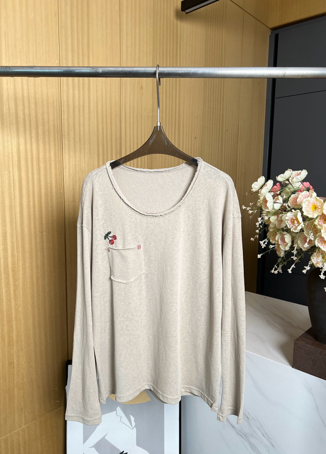 NO:441473,PUZZLE PIECE Niche brand New early autumn style Cherry embroidered thin long-sleeved base shirt, thin and comfortable fabric, loose and lazy style, super comfortable upper body, loose fit S M L, alexander wang19860909PUZZLE PIECE 小众品牌 早秋新款 樱桃刺绣轻薄长袖打底衫、面料轻薄舒服、宽松慵懒风、上身超级舒服、宽松版型 码数S M L,,alexander wang,Women's clothing