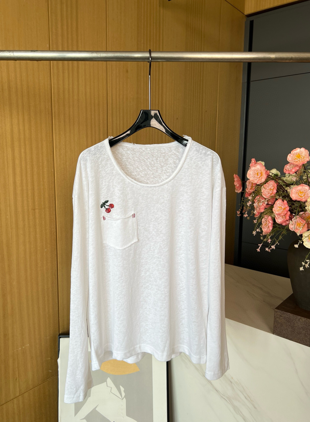 NO:456740,PUZZLE PIECE Niche brand New early autumn style Cherry embroidered thin long-sleeved base shirt, thin and comfortable fabric, loose and lazy style, super comfortable upper body, loose fit S M L, alexander wang19860909PUZZLE PIECE 小众品牌 早秋新款 樱桃刺绣轻薄长袖打底衫、面料轻薄舒服、宽松慵懒风、上身超级舒服、宽松版型 码数S M L,,alexander wang,Women's clothing