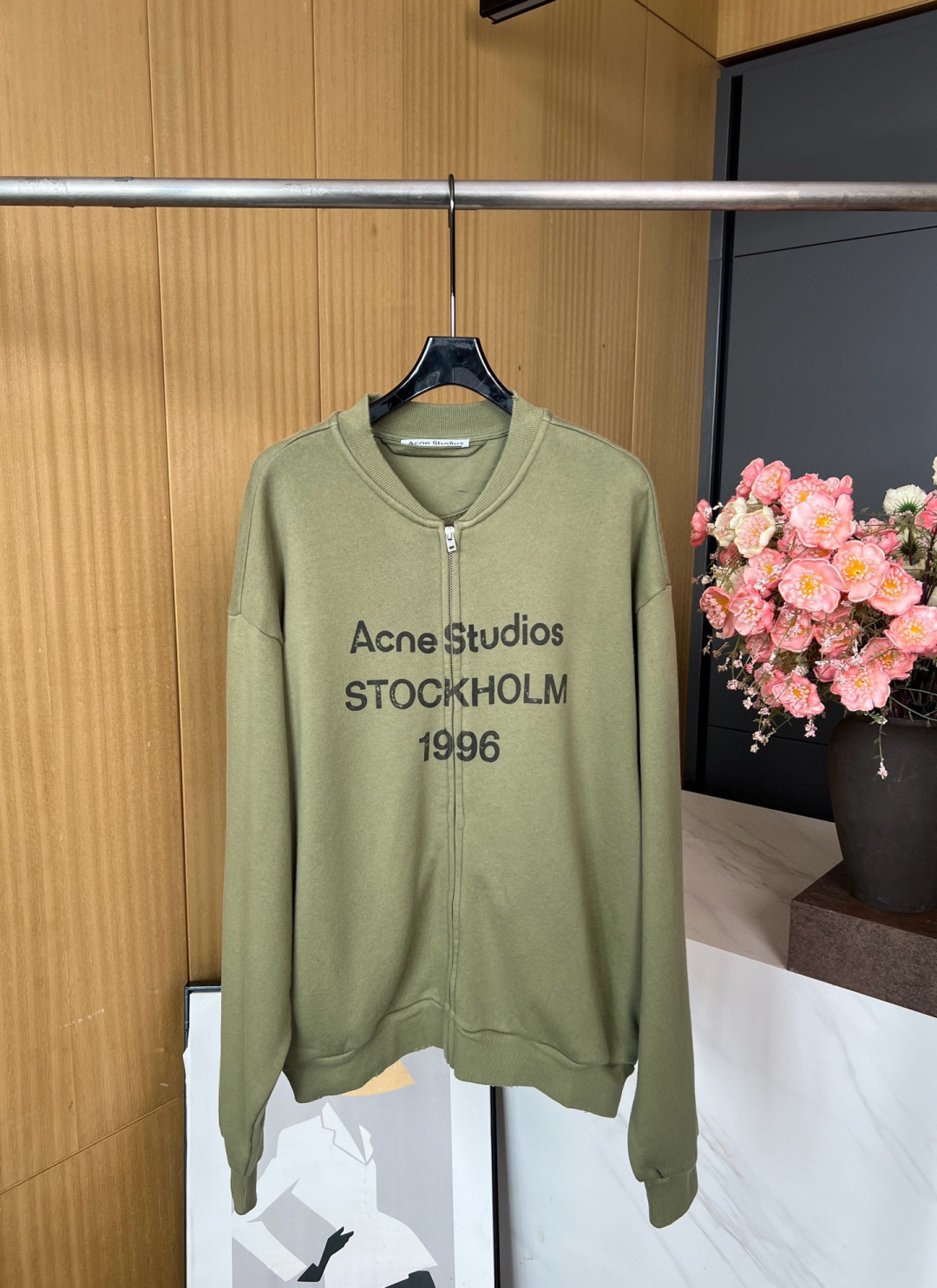 NO:456748,ACNE STUDIOS Autumn and Winter New 1996 round neck zipper sweatshirt, this sweatshirt has been aged. Front embellishment Acne Studios 1996 logo print, with ribbed collar, cuffs and hem, all dressed in old details, with side pockets. Same model for men and women S M L,,acne studios,dior,hoodie,sweatshirts,alexander wang19860909ACNE STUDIOS 秋冬新款 1996圆领拉链卫衣、此款卫衣经过做旧处理.正面点缀 Acne Studios 1996 徽标印花,采用罗纹衣领、袖口和下摆,全衣做旧细节,配有侧袋.男女同款 码数S M L,,acne studios,dior,hoodie,sweatshirts,alexander wang,Women's clothing