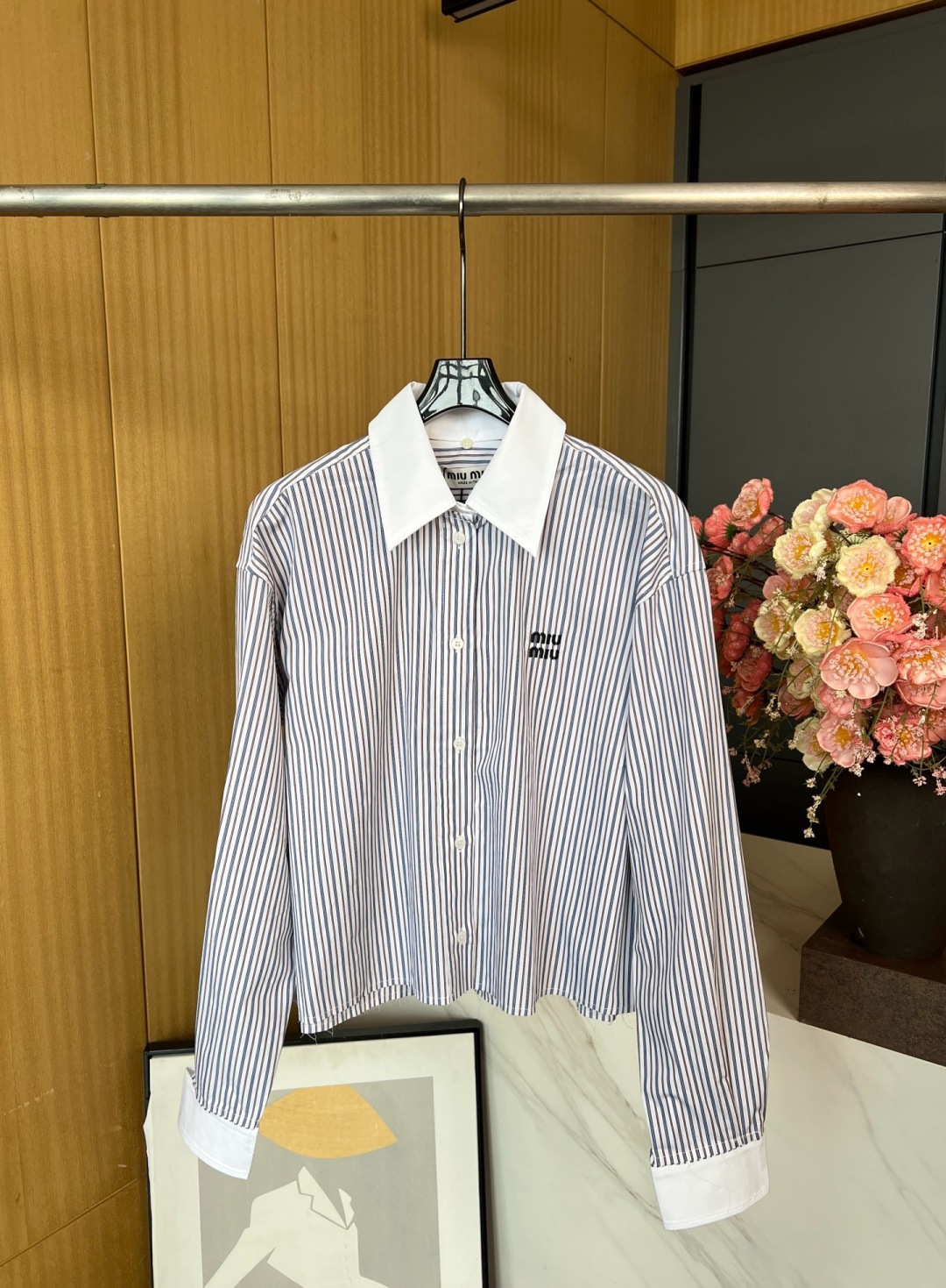 NO:456234,MIUMIU's new early autumn style striped poplin shirt, removable collar and cuffs are designed in contrasting colors to make a unique styling details and rich in classic striped patterns to highlight the Miu Miu style. S M L,,miumiu,shirts,alexander wang19860909MIUMIU 早秋新款 条纹府绸衬衫、可拆卸的领子和袖口采用对比色设计,成为独特的造型细节,并以经典条纹图案丰富,彰显Miu Miu风格. 码数S M L,,miumiu,shirts,alexander wang,Women's clothing