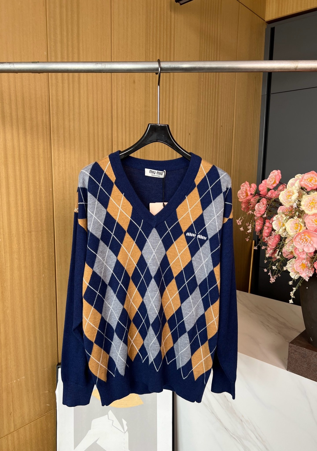 NO:456238,MIUMIU's new early autumn style diamond V-neck wool knitted pullover and Argyle pattern add a light graphic feel to the exquisite craftsmanship of this wool sweater. Miu Miu reinterprets classic clothing from a modern perspective. S M L,,miumiu,alexander wang19860909MIUMIU 早秋新款 菱格V领羊毛针织套头衫、Argyle图案为这款羊毛衫的精致工艺增添轻盈的图形感,Miu Miu通过现代视角重释经典服装. 码数S M L,,miumiu,alexander wang,Women's clothing