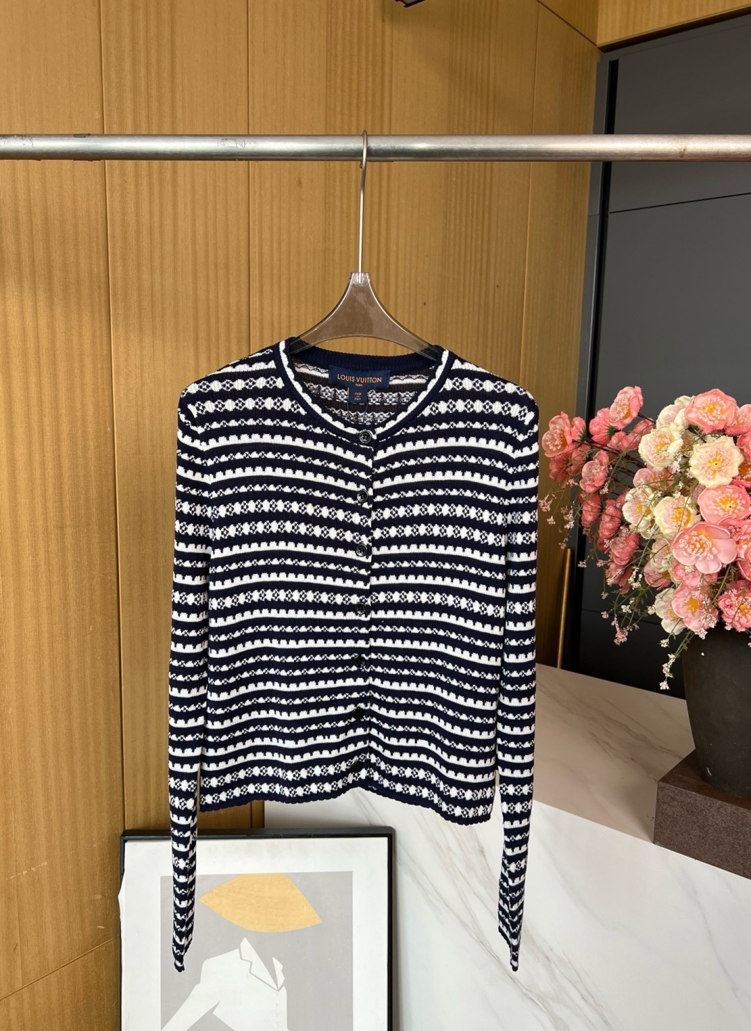 NO:456244,LOUIS VUITTON LOUIS VUITTON NEW LAUGH SCAL Striped Knit Cardigan, a slim short silhouette made of elastic wool blend knitted, blending the exquisite fan stripes into Monogram floral patterns, contrasting with the fan lines of the cuffs and hem. The side tags reveal the brand identity. S M L,,louis vuitton,louis vuitton,alexander wang19860909LOUIS VUITTON 路易 早秋新款 扇形条纹针织开衫、以弹力绵羊毛混纺针织塑造修身短款廓形,为精巧扇形条纹融入 Monogram 花卉图案,与袖口和下摆的扇形线条互为映衬.侧面标签道出品牌身份. 码数S M L,,louis vuitton,louis vuitton,alexander wang,Women's clothing