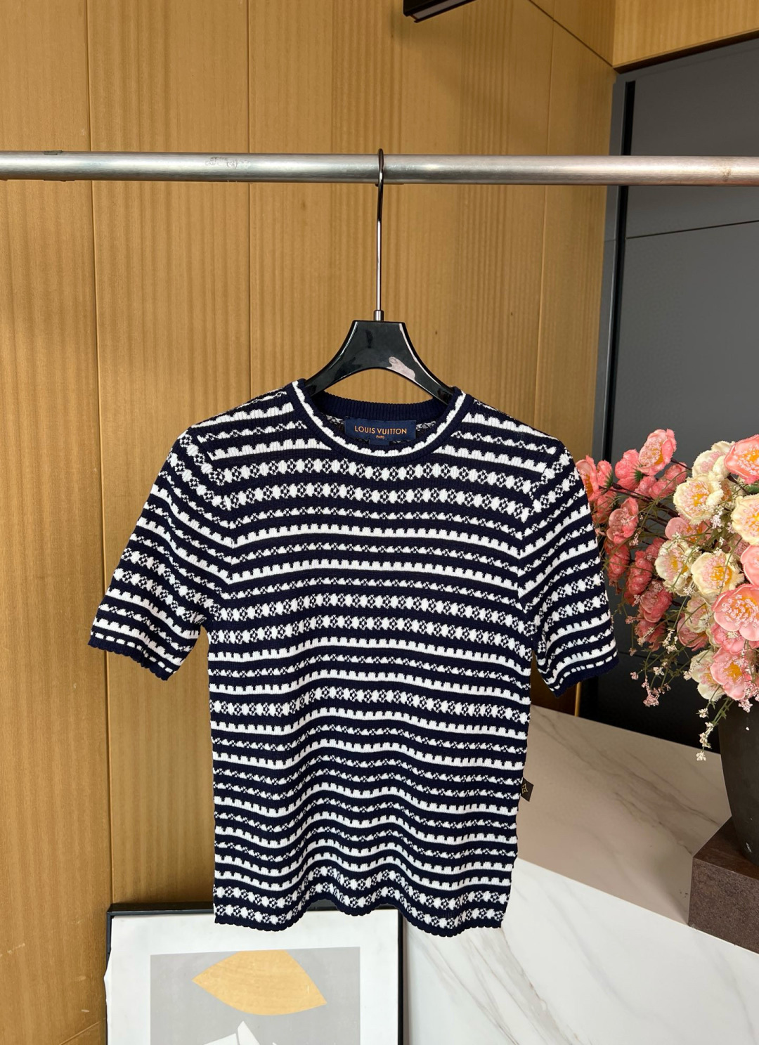 NO:456249,LOUIS VUITTON LOUIS VUITTON NEW LAUGHT SCREEN Striped Knitted Pullover, this knitted sweater is made of elastic wool blend to create a slim silhouette, integrating Monogram flowers into a fan-shaped striped pattern, and creating a modern style with the hem and short-sleeved fan-shaped trim. The label on the left indicates the brand identity. S M L,,louis vuitton,louis vuitton,T-shirt,alexander wang19860909LOUIS VUITTON 路易 早秋新款 扇形条纹针织套头衫、本款针织衫以弹力绵羊毛混纺塑造修身廓形,为扇形条纹图案融入 Monogram 花卉,与下摆和短袖的扇形饰边共筑摩登格调.左侧标签点明品牌身份. 码数S M L,,louis vuitton,louis vuitton,T-shirt,alexander wang,Women's clothing