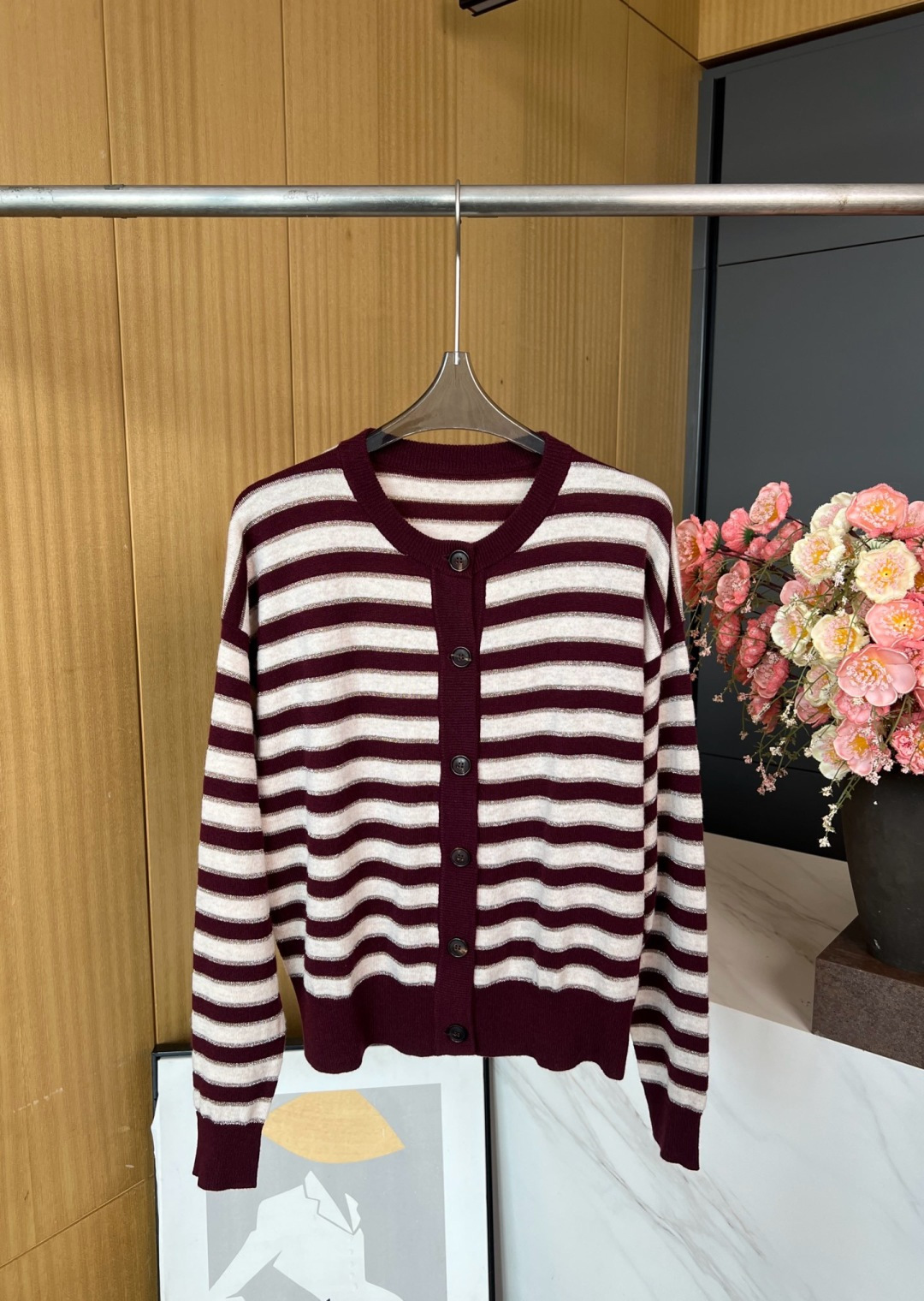 NO:456253,BRUNELLO CUCINELL BC autumn and winter new cashmere woven round-neck knitted cardigan, classic stripes woven with streaming colors, and the stripes woven with lame thread alternate with seasonal tones, casual style S M L, brunello cucinelli, alexander wang19860909BRUNELLO CUCINELL BC 秋冬新款 羊绒编织圆领针织开衫、以流光溢彩点缀经典条纹图案、拉梅线织就的条纹与季节色调交替辉映、休闲版型 码数S M L,,brunello cucinelli,alexander wang,Women's clothing