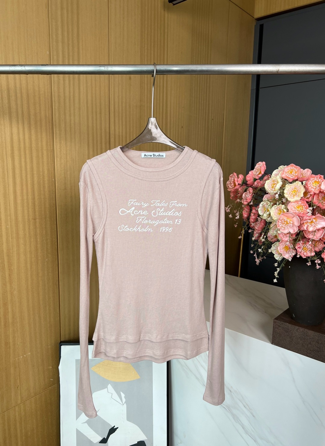 NO:456258,ACNE STUDIOS Early Autumn New Fake Two-piece Knitted Long-sleeved Base Shirt, This fake two-piece Long-sleeved T-shirt is fitted with a basic vest with a seasonal fairytale style logo on the front. It has a comfortable and elastic fabric, long and hip. Size S M L,,acne studios,dior,alexander wang19860909ACNE STUDIOS 早秋新款 假两件针织长袖打底衫、此款假两件长袖 T 恤以长袖衬层外搭基础款背心,正面饰有当季童话风格徽标.合身版型,面料舒服有弹性、衣长及臀. 码数S M L,,acne studios,dior,alexander wang,Women's clothing