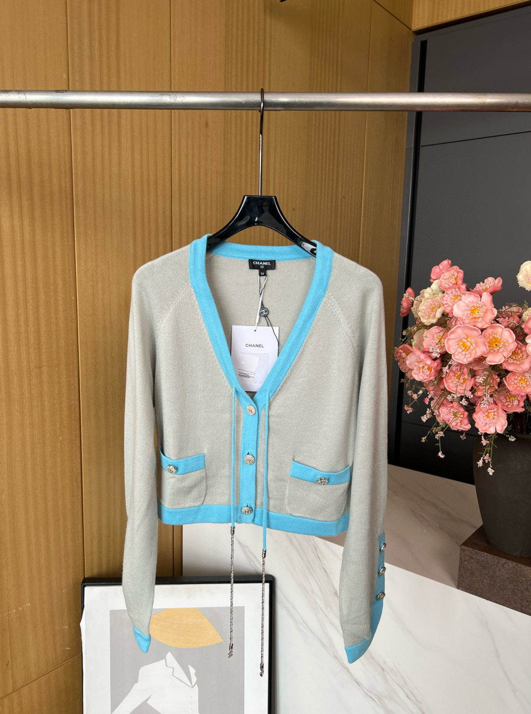 NO:467051,Chanel Xiaoxiang New early autumn style Contrast color edged button lace knitted short cardigan, wool fabric, custom lettering buttons, very beautiful upper body S M L, chanel, alexander wang19860909Chanel 小香 早秋新款 撞色包边纽扣系带针织短款开衫、羊毛面料、定制刻字纽扣、上身非常好看 码数S M L,,chanel,alexander wang,Women's clothing