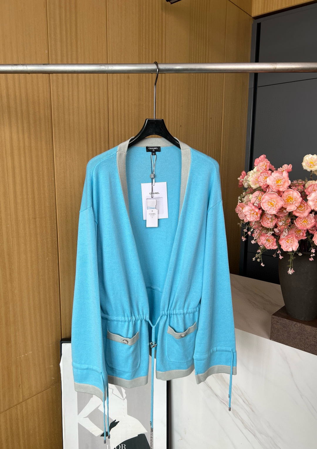 NO:467057,Chanel Xiaoxiang New early autumn style Contrast color lace-up knitted cardigan, wool fabric, custom lettering buttons, waist cuff drawstring design, comfortable upper body for women S M L, chanel, alexander wang19860909Chanel 小香 早秋新款 撞色包边系带针织开衫、羊毛面料、定制刻字纽扣、腰部袖口抽绳设计、上身舒适女人 码数S M L,,chanel,alexander wang,Women's clothing