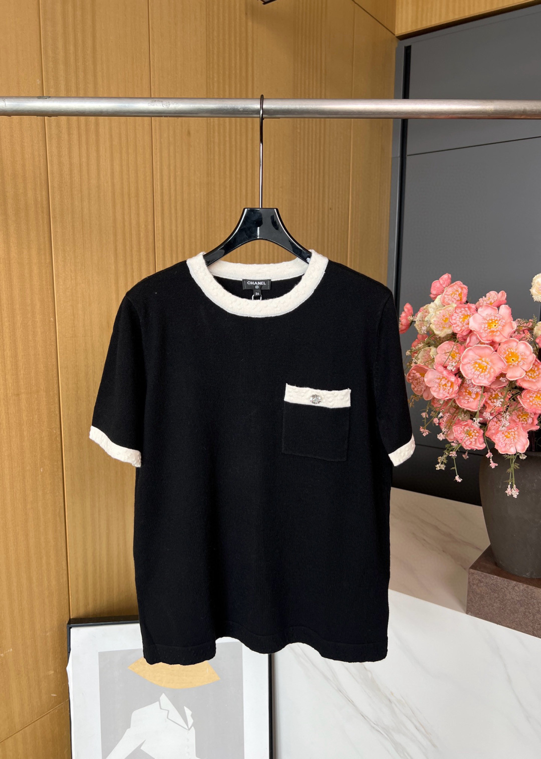 NO:467065,Chanel Xiaoxiang, a new style in early autumn, black and white contrast round neck knitted short-sleeved shirt, wool fabric, classic slimming outfit, chest pocket design, custom logo buttons, fabric comfortable and elastic S M L, chanel, T-shirt, alexander wang19860909Chanel 小香 早秋新款 黑白撞色圆领针织短袖衫、羊毛面料、经典显瘦穿搭、胸口口袋设计、定制logo纽扣、面料舒服有弹性 码数S M L,,chanel,T-shirt,alexander wang,Women's clothing