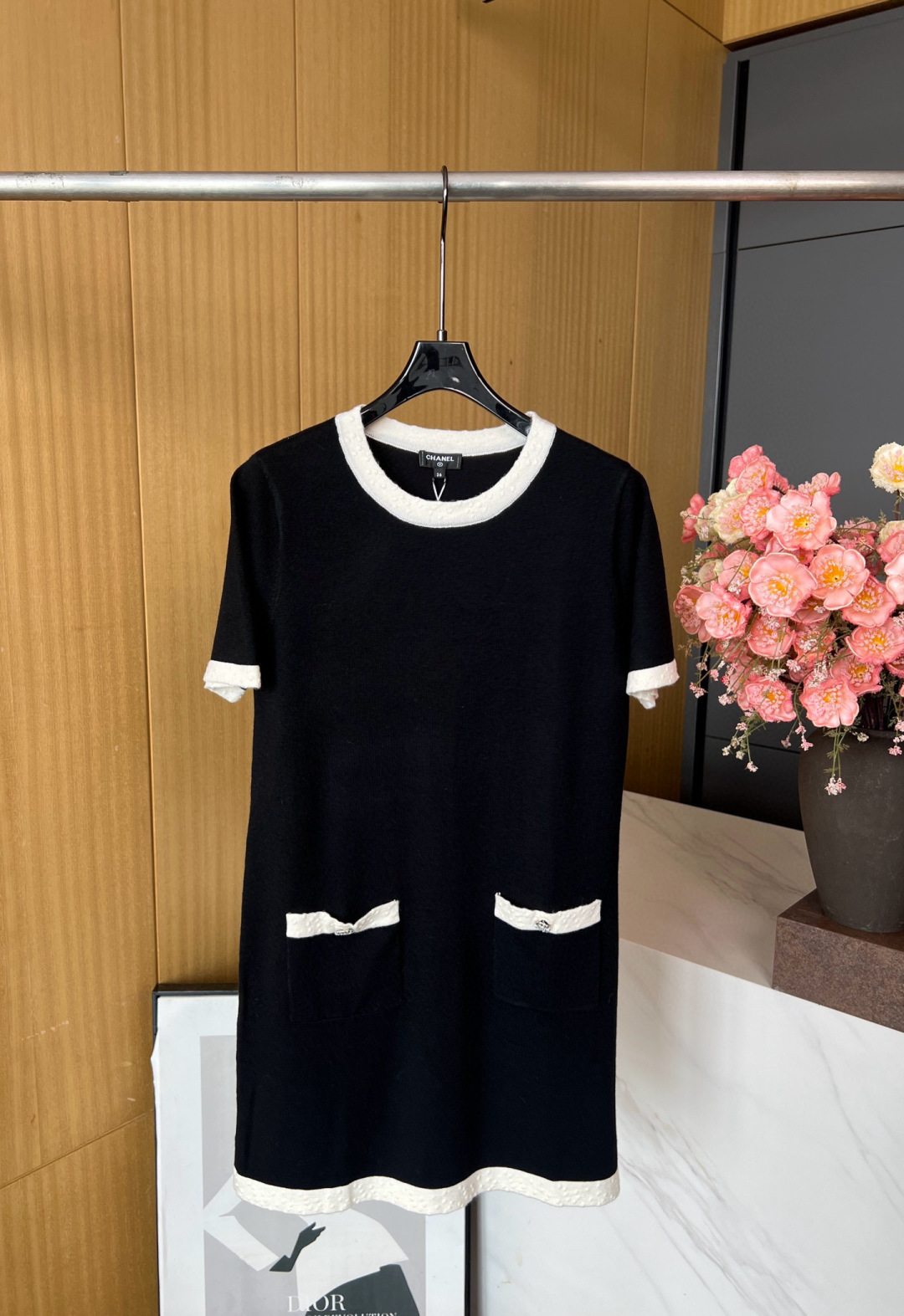 NO:467073,Chanel Xiaoxiang, a new style in early autumn, black and white contrasting round neck knitted dress, wool fabric, classic slimming outfit, double pocket design at waist, custom logo buttons, comfortable and elastic fabric S M L,,chanel, skirts, alexander wang19860909Chanel 小香 早秋新款 黑白撞色圆领针织连衣裙、羊毛面料、经典显瘦穿搭、腰部双口袋设计、定制logo纽扣、面料舒服有弹性 码数S M L,,chanel,skirts,alexander wang,Women's clothing