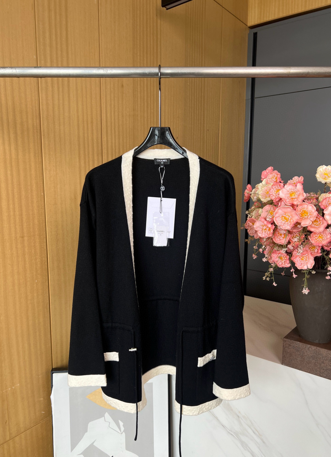 NO:467081,Chanel Xiaoxiang, new style of early autumn, black and white contrasting V-neck knitted cardigan, wool fabric, waist, custom logo buttons, waist drawstring design, comfortable and elastic fabric S M L, chanel, alexander wang19860909Chanel 小香 早秋新款 黑白撞色V领针织开衫、羊毛面料、腰部、定制logo纽扣、腰部抽绳设计、面料舒服有弹性 码数S M L,,chanel,alexander wang,Women's clothing