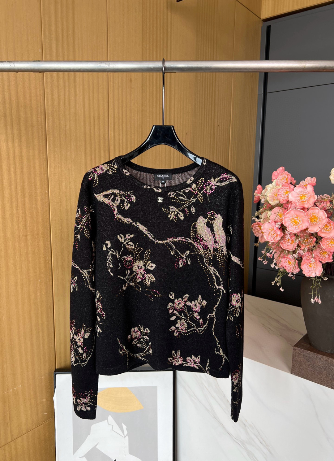 NO:467088,Chanel Xiaoxiang, a new style in early autumn, a floral bird pattern jacquard round neck pullover, colorful diamond embellishment, and a very atmospheric upper body. S M L, chanel, alexander wang19860909Chanel 小香 早秋新款 花卉小鸟图案提花圆领套头衫、彩色烫钻点缀、上身非常大气 码数S M L,,chanel,alexander wang,Women's clothing