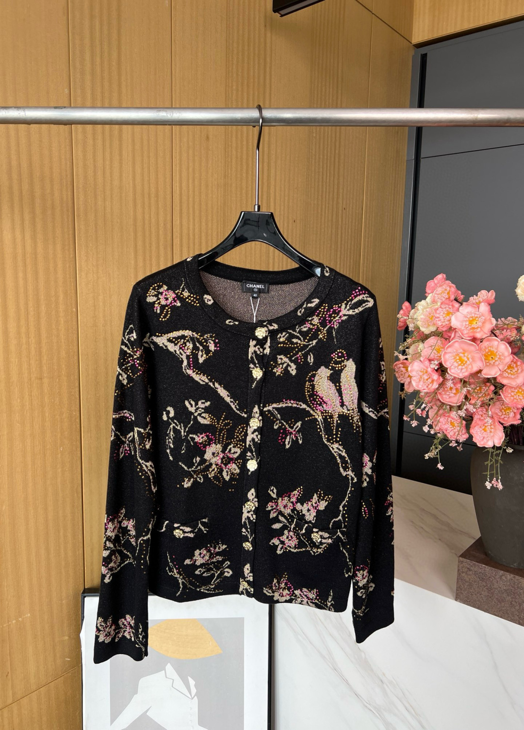 NO:467095,Chanel Xiaoxiang, new early autumn style, floral bird pattern jacquard round neck button knitted cardigan, custom logo buttons, colorful diamond embellishment, retro and atmospheric upper body S M L,,chanel,alexander wang19860909Chanel 小香 早秋新款 花卉小鸟图案提花圆领纽扣针织开衫、定制logo纽扣、彩色烫钻点缀、上身复古大气 码数S M L,,chanel,alexander wang,Women's clothing