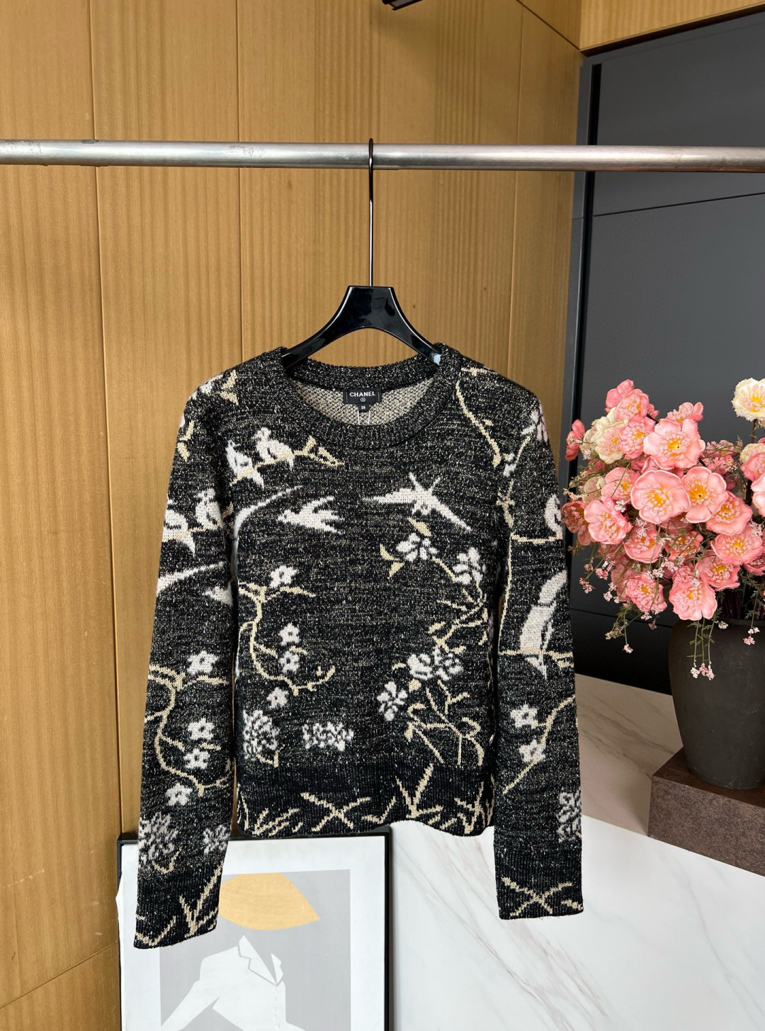 NO:467104,Chanel Xiaoxiang New early autumn style floral pattern round neck pullover knit sweater, gold and silver thread jacquard knitting technology, embellished mohair floral bird pattern, elastic fabric S M L, chanel, alexander wang19860909Chanel 小香 早秋新款 花卉图案圆领套头针织衫、金银线提花针织工艺、点缀马海毛花卉小鸟图案、面料有弹性 码数S M L,,chanel,alexander wang,Women's clothing