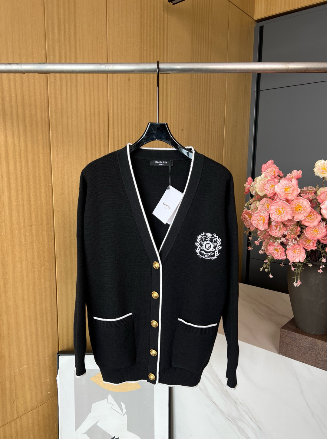 NO:469826,BALMAIN Balmain early autumn new style contrasting white line edged V-neck knitted cardigan, wool fabric, custom gold buttons to show high-end, chest embroidery pattern, comfortable fabric S M L,,balmain,balmain,alexander wang19860909BALMAIN巴尔曼 早秋新款 撞色白色线条包边V领针织开衫、羊毛面料、定制金色纽扣彰显高级、胸口刺绣图案、面料舒服 码数S M L,,balmain,balmain,alexander wang,Women's clothing