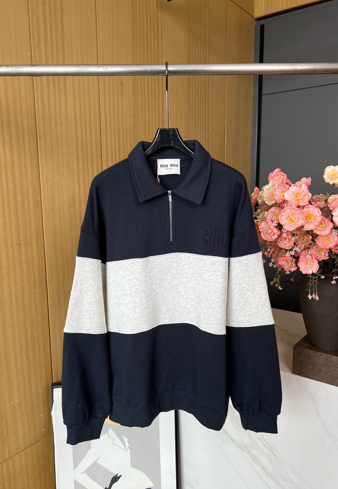 NO:469862,MIUMIU early autumn new style retro contrasting striped half-zipper sweatshirt, chest patch embroidered logo pattern, loose style, same style for men and women. Size S M L,,miumiu,hoodie,sweatshirts,alexander wang19860909MIUMIU 早秋新款 复古撞色条纹半拉链卫衣、胸口贴布刺绣logo图案、宽松版型、男女同款 码数S M L,,miumiu,hoodie,sweatshirts,alexander wang,Women's clothing
