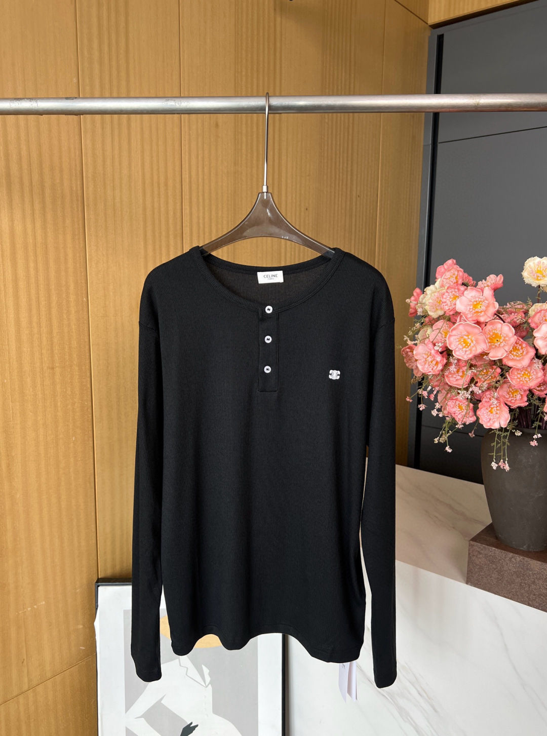 NO:469869,CELINE early autumn new style minimalist round neck button knitted long-sleeved T-shirt with ribbed collar, 3 mother-of-pearl buttons, chest logo embroidery, elastic fabric S M L, celine,tees, t-shirt,alexander wang19860909CELINE 早秋新款 极简风圆领纽扣针织长袖T恤、衣领饰有罗纹饰边、3枚珍珠母贝纽扣、胸口logo刺绣、面料有弹性 码数S M L,,celine,tees，t-shirt,alexander wang,Women's clothing