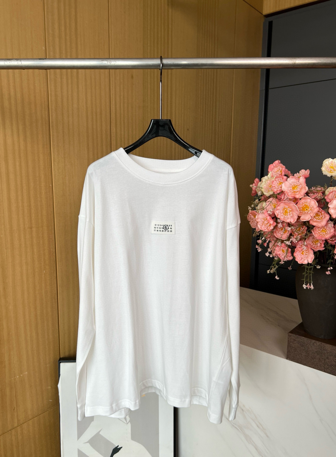 NO:469877,Maison Margiela MM6 early autumn new model, digital OEM long-sleeved T-shirt on chest, minimalist style, very comfortable fabric, same style for men and women. Size S M L,,masion margiela,masion margiela,tees,t-shirt,alexander wang19860909Maison Margiela马吉拉 MM6 早秋新款 胸口数字贴牌长袖T恤、极简风、面料非常舒服、男女同款 码数S M L,,masion margiela,masion margiela,tees，t-shirt,alexander wang,Women's clothing