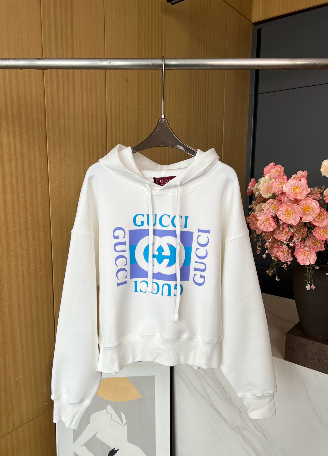 NO:469839,GUCCI early autumn new style printed cotton hooded sweatshirts and knitted cotton hoodies are equipped with fixed hoods, and the front is ingeniously embellished with Gucci retro logo prints. S M L,,gucci,hoodie,sweatshirts,hats,alexander wang19860909GUCCI 早秋新款 饰印花棉质连帽卫衣、针织棉卫衣配有固定兜帽,前幅匠心缀饰Gucci复古标识印花. 码数S M L,,gucci,hoodie,sweatshirts,hats,alexander wang,Women's clothing