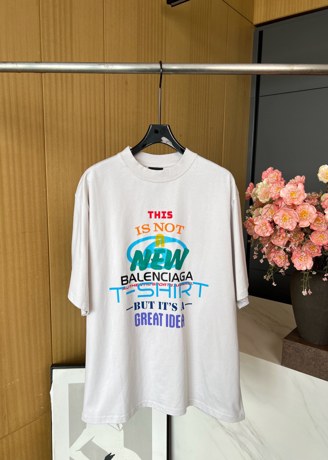 NO:469819,BALENCIAGA Early autumn new style classic new creative colorful letter printing short-sleeved T-shirt, brand logo on the front, ink and graffiti letter printing, with unique texture and three-dimensionality, classic crack printing technology on the back, same style for men and women. S M L,,balenciaga, T-shirt,tees, t-shirt,alexander wang19860909BALENCIAGA 早秋新款 经典款新创意彩色字母印花短袖T恤、正面饰有品牌标识,水墨涂鸦感字母印花,具有独特的质感和立体感、后背经典龟裂纹印花工艺、男女同款 码数S M L,,balenciaga,T-shirt,tees，t-shirt,alexander wang,Women's clothing