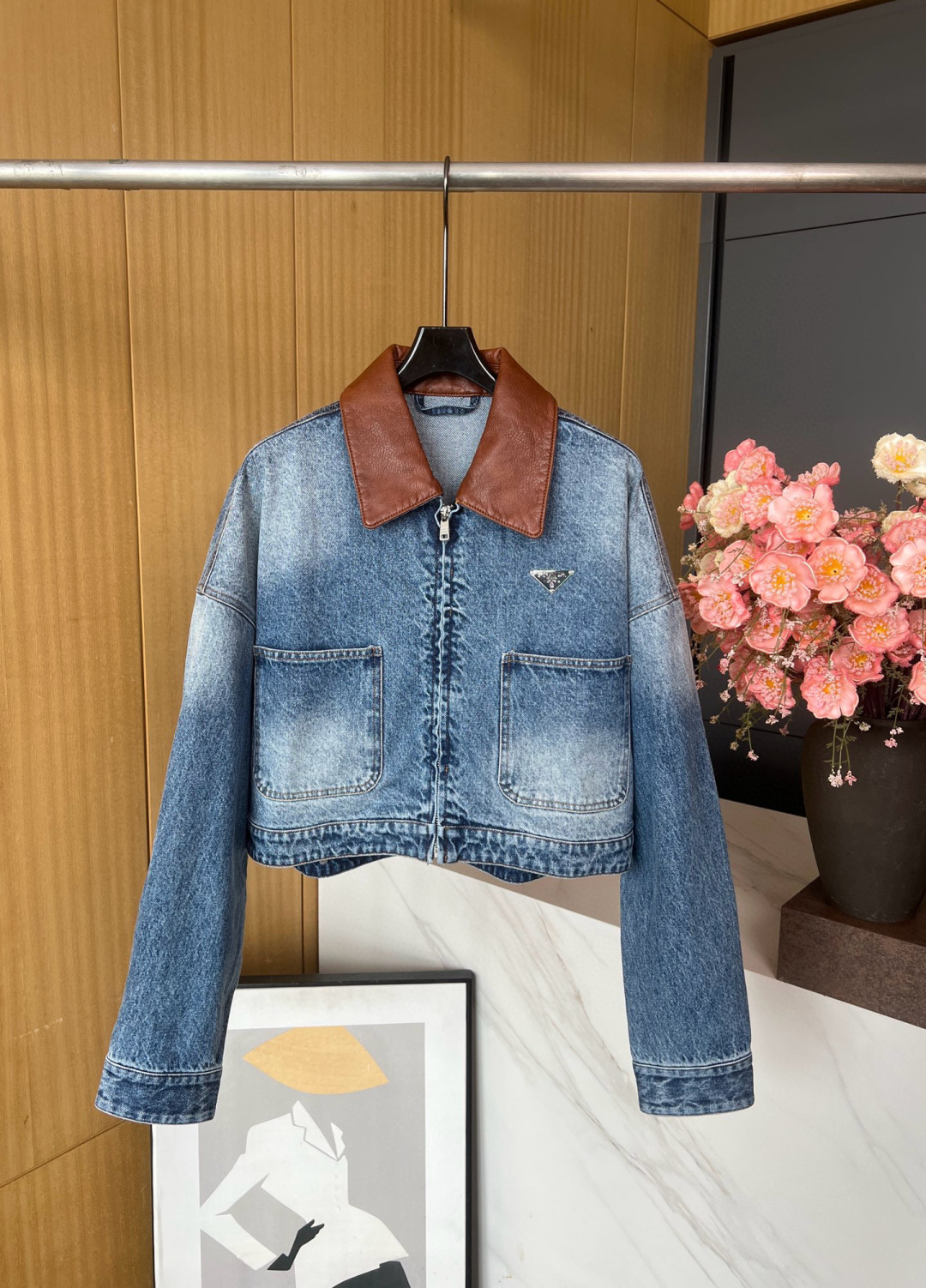 NO:469847,PRADA's new early autumn short denim jacket, this denim jacket is reinterpreted with modern design and exquisite details. The short tailored body is decorated with a leather collar, and the iconic enameled metal triangle logo adds classic charm. S M L,,prada, jackets & coats,jackets & coats,alexander wang19860909PRADA 早秋新款 短款牛仔夹克外套、此款丹宁夹克以现代设计和精致细节重新诠释.短款剪裁的衣身饰以皮革衣领,标志性的涂珐琅金属三角形徽标为其增添经典魅力. 码数S M L,,prada,jackets & coats,jackets & coats,alexander wang,Women's clothing