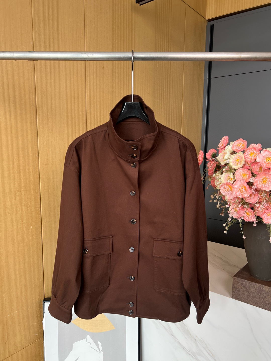 NO:469854,PRADA's new early autumn style vintage gadardin cotton shirt jacket. This gadardin jacket has a simple silhouette, a shirt stand collar, and a wide work pocket with a flap and buttons. It is versatile and practical. After sewing, it is further processed in craftsmanship, presenting the unique old-fashioned feeling of the Prada series. S M L,, prada, jackets & coats,shirts,alexander wang19860909PRADA 早秋新款 复古华达呢棉质衬衫夹克、这款华达呢夹克拥有简约廓形,加入衬衫立领,配以带翻盖与纽扣的宽大工装口袋,百搭实穿.缝制成型后进一步进行匠制工艺处理,呈现Prada系列独具特色的做旧感. 码数S M L,,prada,jackets & coats,shirts,alexander wang,Women's clothing