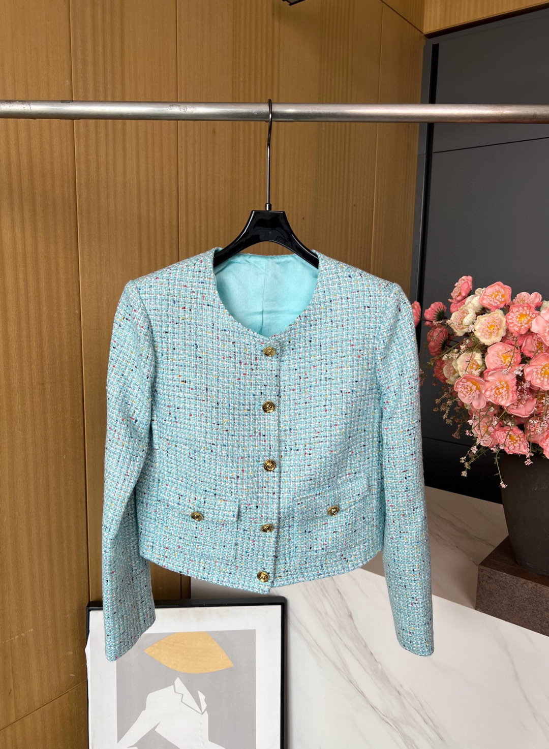 NO:469861,Chanel Xiaoxiang New early autumn style wool jacket, custom wool blended wool fabric, high-end retro peacock green color scheme, soft tweed wool tweed with colorful yarn plaid, exquisite and complex textured fabric expression, round neck single-breasted, shoulder pad design, neat and simple double pocket classic and generous H-shaped style, comfortable, soft and elegant upper body S M L, chanel, jackets & coats, alexander wang19860909Chanel 小香 早秋新款 编织羊毛外套、定制羊毛混纺编织面料、高级复古孔雀绿配色、加上彩纱线格纹编织的软花呢、精巧繁复的纹理面料表现、圆领单排扣、垫肩设计、利落简单的双口袋经典大方H版型、上身舒适柔软又优雅大方 码数S M L,,chanel,jackets & coats,alexander wang,Women's clothing