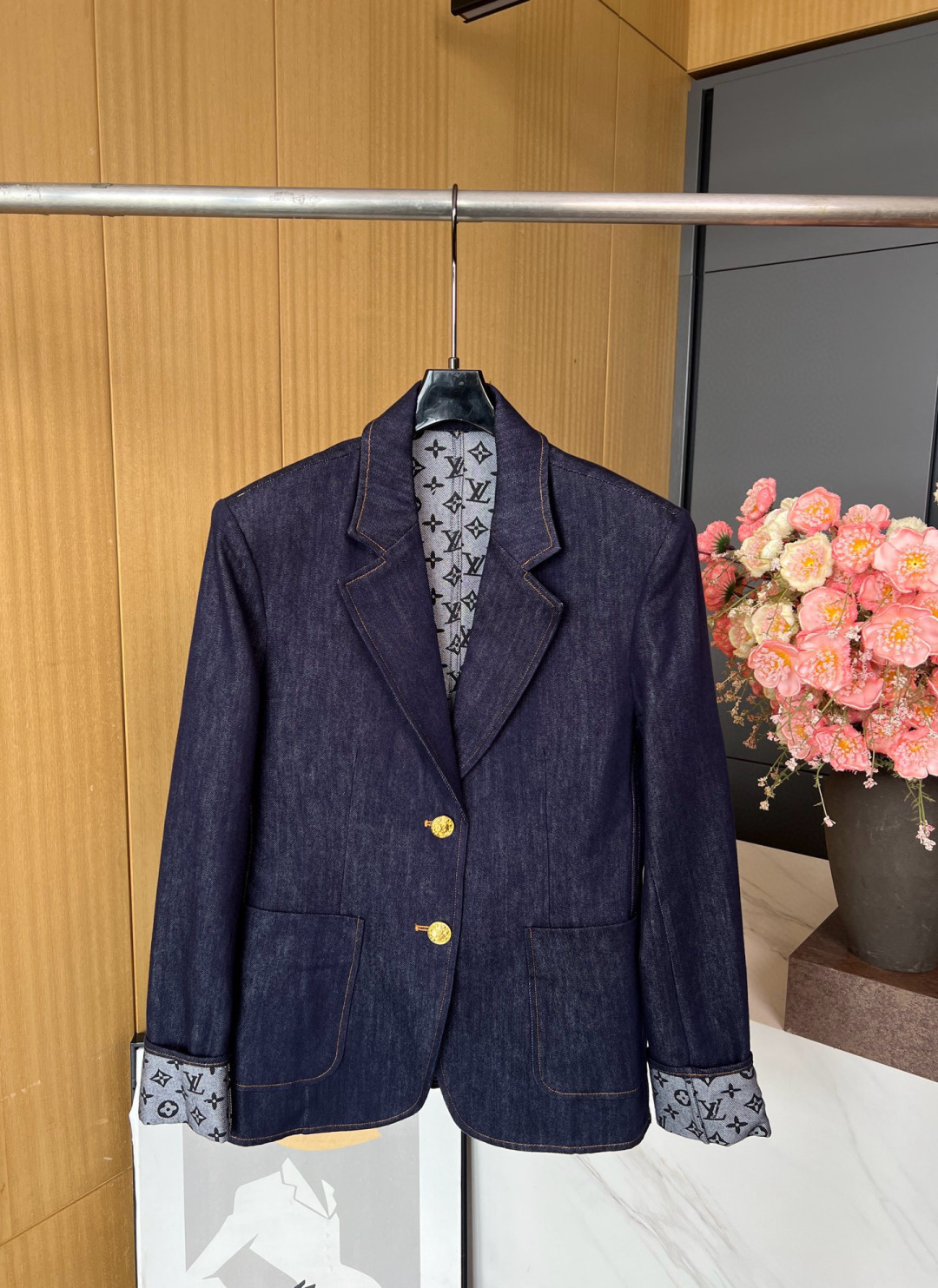 NO:469868,Louis Vuitton, a new style of early autumn, academy style denim jacket, this style of academy style jacket blows a leisurely atmosphere. The seasonal deep-washed tannin cuts out neatly, paired with a flat collar, large patch pockets and dazzling buttons. The classic Monogram pattern appears when the cuffs are turned up. S M L,,louis vuitton,louis vuitton,jackets & coats,business suit,alexander wang19860909Louis Vuitton 路易 早秋新款 学院风格牛仔西装夹克、本款学院风格西装夹克吹拂悠闲气息.当季深洗丹宁布裁出利落版型,搭配平驳领、大号贴袋和耀目纽扣.翻起袖口即现经典 Monogram 图案. 码数S M L,,louis vuitton,louis vuitton,jackets & coats,business suit,alexander wang,Women's clothing