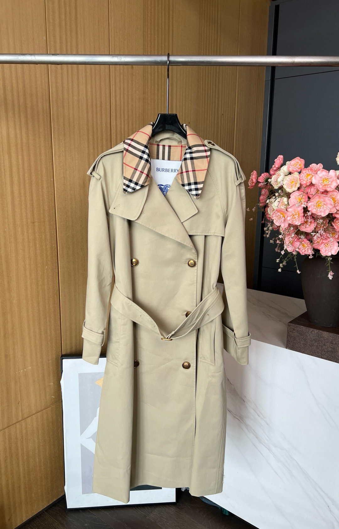 NO:469876,BURBERRY New Castleford Style - Long Check Collar Trench Coat, Signature Castleford Style Trench Coat, Burberry Check Coat, Double Breaked Plaid, B-shaped buckle belt, regular style, ragdoll sleeves and retro metal accessories. Size S M L, burberry, alexander wang19860909BURBERRY 早秋新款 卡斯尔福德版型 – 长款格纹衣领 Trench 风衣、标志性卡斯尔福德版型 Trench 风衣,内侧与衣领为 Burberry 格纹棉质材质,双排扣开襟、 B字型扣环腰带、呈现常规版型,融入插肩袖和复古感金属配件. 码数S M L,,burberry,alexander wang,Women's clothing
