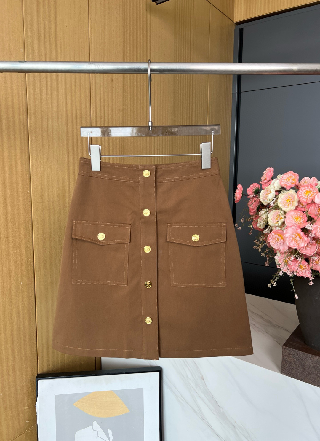 NO:469820,CELINE early autumn new style, gold buttoned high waist twill short skirt, 2 flip cover patch pockets, 5 TRIOMPHE snaps, 1 TRIOMPHE button in pocket decoration, classic style S M L,,celine, skirts, alexander wang19860909CELINE 早秋新款 金色扣子高腰斜纹短裙、2个翻盖贴袋、5枚TRIOMPHE按扣、口袋饰1枚TRIOMPHE纽扣、经典版型 码数S M L,,celine,skirts,alexander wang,Women's clothing