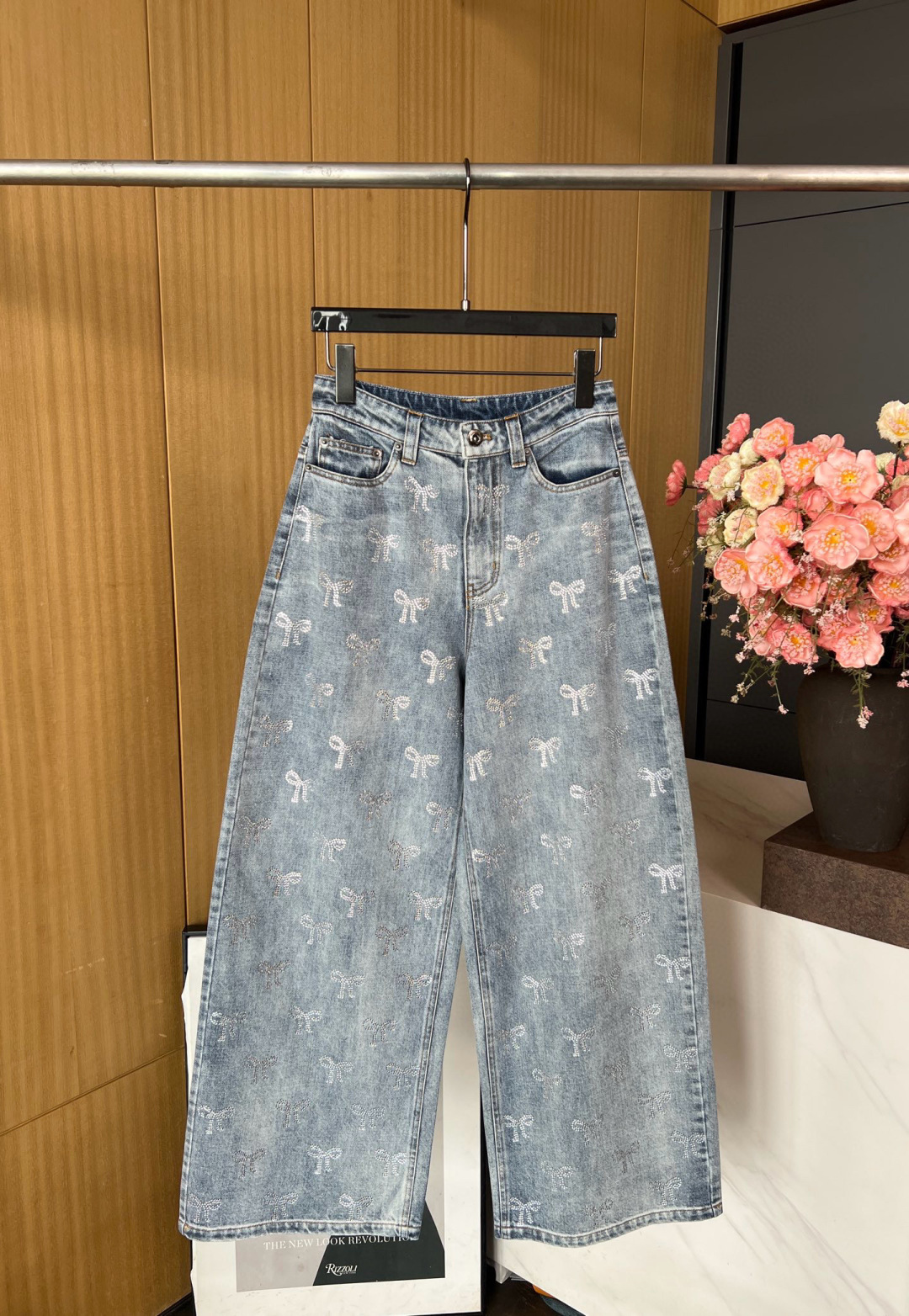 NO:469827,Self-Portrait is a new model of early autumn. Heat-dry bow with wide-leg jeans, the whole pants are very heavy-duty, full-print heat-dry bow with shiny, and the pants are inclusive and not picky. S M L, jeans, alexander wang19860909Self-Portrait 早秋新款 烫钻蝴蝶结阔腿牛仔裤、整条裤子非常重工、满印烫钻蝴蝶结闪闪发亮、裤型包容性强不挑人 码数S M L,,jeans,alexander wang,Women's clothing