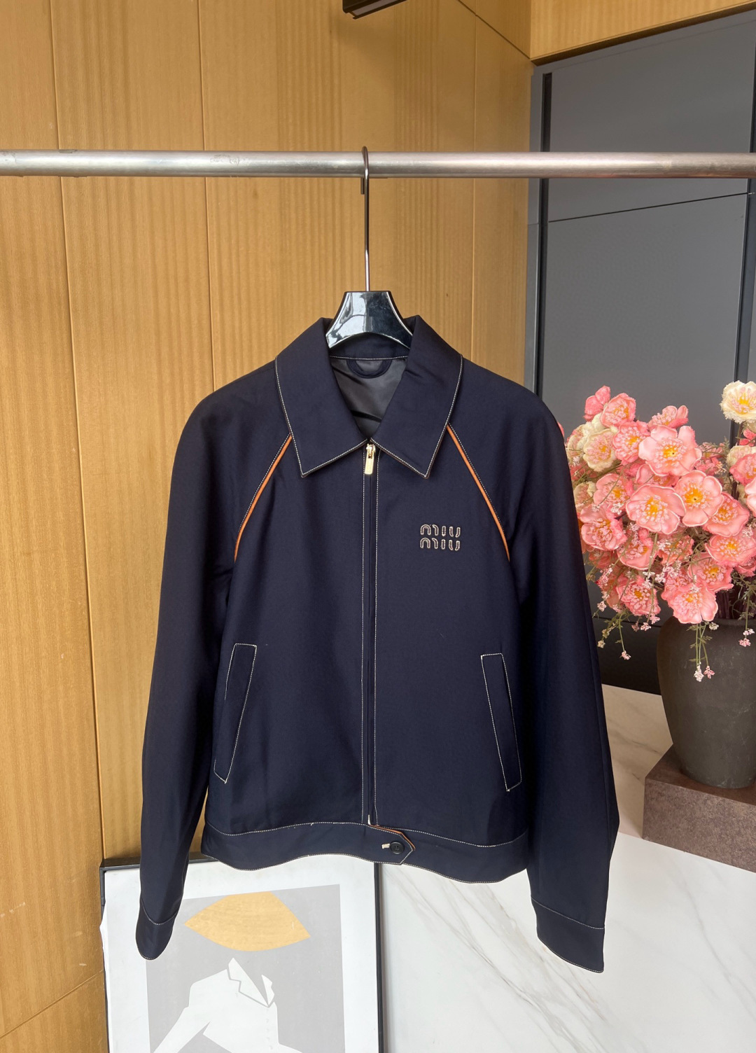 NO:469834,MIUMIU's new early autumn style Batavia wool-blend jacket, chest patch embroidered logo, wool-blend fabric, lining, casual style S M L,,miumiu, jackets & coats, jackets & coats, alexander wang19860909MIUMIU 早秋新款 Batavia羊毛混纺夹克外套、胸口贴布刺绣logo、羊毛混纺面料、带里衬、休闲版型 码数S M L,,miumiu,jackets & coats,jackets & coats,alexander wang,Women's clothing