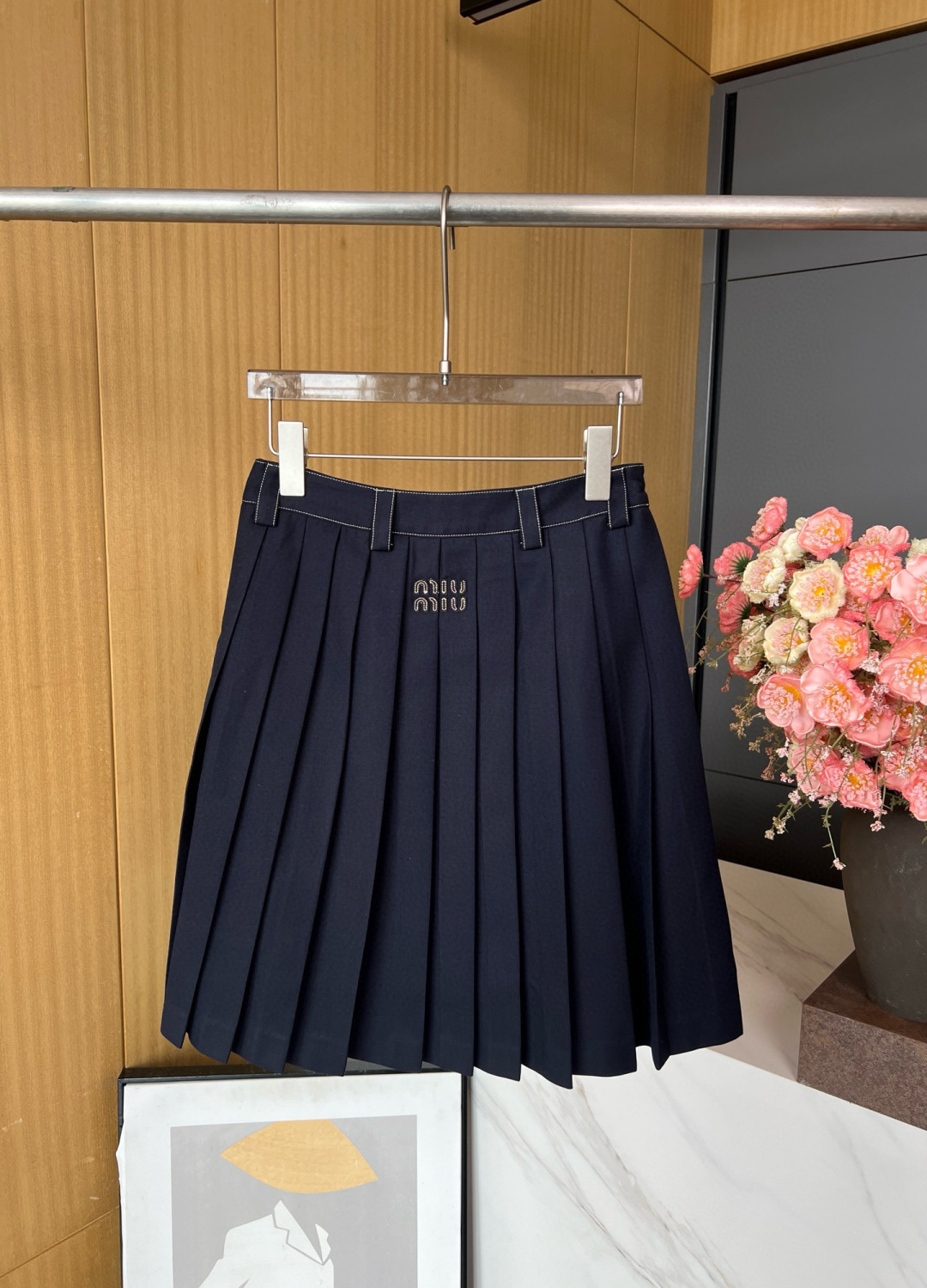 NO:469841,MIUMIU early autumn new style college style pleated Batavia skirt, side zipper bag, embroidered patch logo, inlay and contrast stitching, can be matched with the same series tops S M L,,miumiu, skirts,alexander wang19860909MIUMIU 早秋新款 学院风褶皱巴塔维亚半身裙、侧面拉链包口、刺绣贴布logo、融入嵌饰和对比缝线、可和同系列上衣一套搭配 码数S M L,,miumiu,skirts,alexander wang,Women's clothing