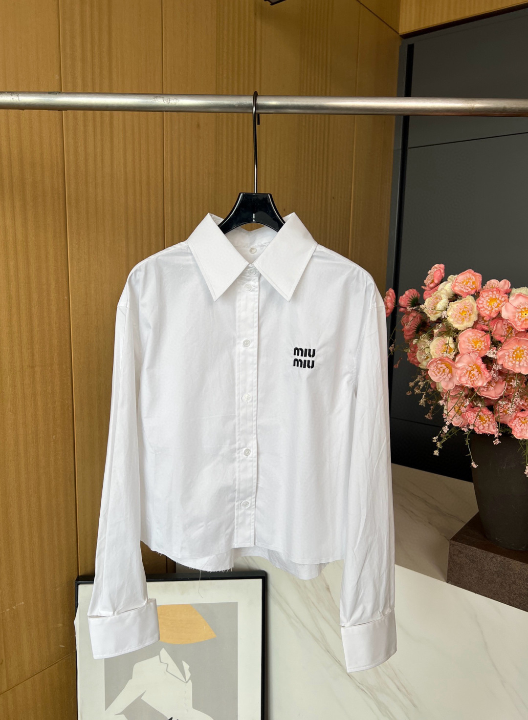 NO:469850,MIUMIU early autumn new style with removable collar poplin shirt, slightly short cut, with removable collar and cuffs, embroidered logo letters on the chest, adding personality and versatility to the Miu Miu wardrobe logo. S M L,,miumiu,shirts,alexander wang19860909MIUMIU 早秋新款 可拆卸领府绸衬衫、采用略微短款剪裁,配有可拆卸领口和袖口,胸口刺绣logo字母、为Miu Miu衣橱标志增添个性和多功能性. 码数S M L,,miumiu,shirts,alexander wang,Women's clothing