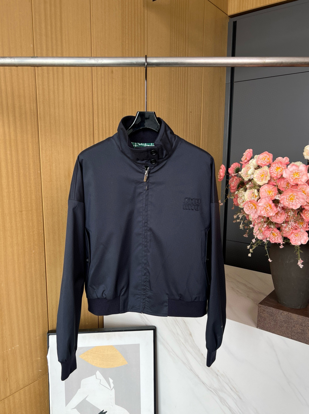 NO:469856,MIUMIU early autumn new Panama cotton stand-up collar waist jacket, this short jacket creates a unique and crisp look with Panama cotton fabric, with green contrasting check lining and knitted details, and the balanced elements that capture the length of men and women show the ever-changing temperament of Miu Miu. S M L,,miumiu, jackets & coats,alexander wang19860909MIUMIU 早秋新款 巴拿马棉质立领束腰夹克、这款短夹克以巴拿马棉质面料打造个性挺括造型,加入绿色撞色格纹衬里与针织细节,撷男女装之长的均衡元素展现了Miu Miu的百变气质. 码数S M L,,miumiu,jackets & coats,alexander wang,Women's clothing