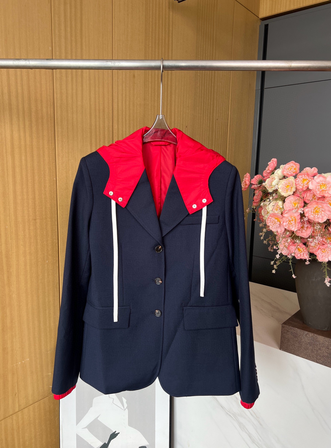 NO:469864,MIUMIU early autumn new style. The charm and sporty style of double-breasted goat wool and tech jackets, Miu Miu classic clothing meet in this little goat wool and tech jacket. The tailored silhouette blends with the contrasting details of tech fabrics such as sleeves and removable hoods. Front button buckle, flip-fit ​​pockets. S M L,,miumiu, jackets & coats,hats,alexander wang19860909MIUMIU 早秋新款 双排扣小山羊毛和科技pongé夹克、Miu Miu经典服装的魅力与运动风格在这款小山羊毛和科技pongé夹克中相遇,剪裁廓形与袖子和可拆卸连帽等科技面料的对比细节相融合.正面钮扣扣合、翻盖式口袋 码数S M L,,miumiu,jackets & coats,hats,alexander wang,Women's clothing