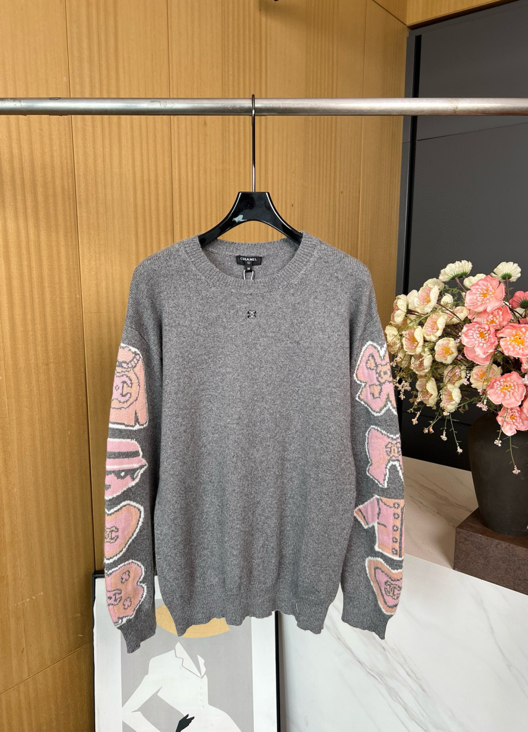 NO:476061,Chanel Xiaoxiang New early autumn style round neck wool knitted pullover, pink brand embroidery on the arm, logo embroidery on the chest, logo accessories on the wool fabric S M L, chanel, alexander wang19860909Chanel 小香 早秋新款 圆领羊毛针织套头衫、手臂饰粉色品牌标识刺绣、胸口点缀徽标饰品、羊毛面料 码数S M L,,chanel,alexander wang,Women's clothing