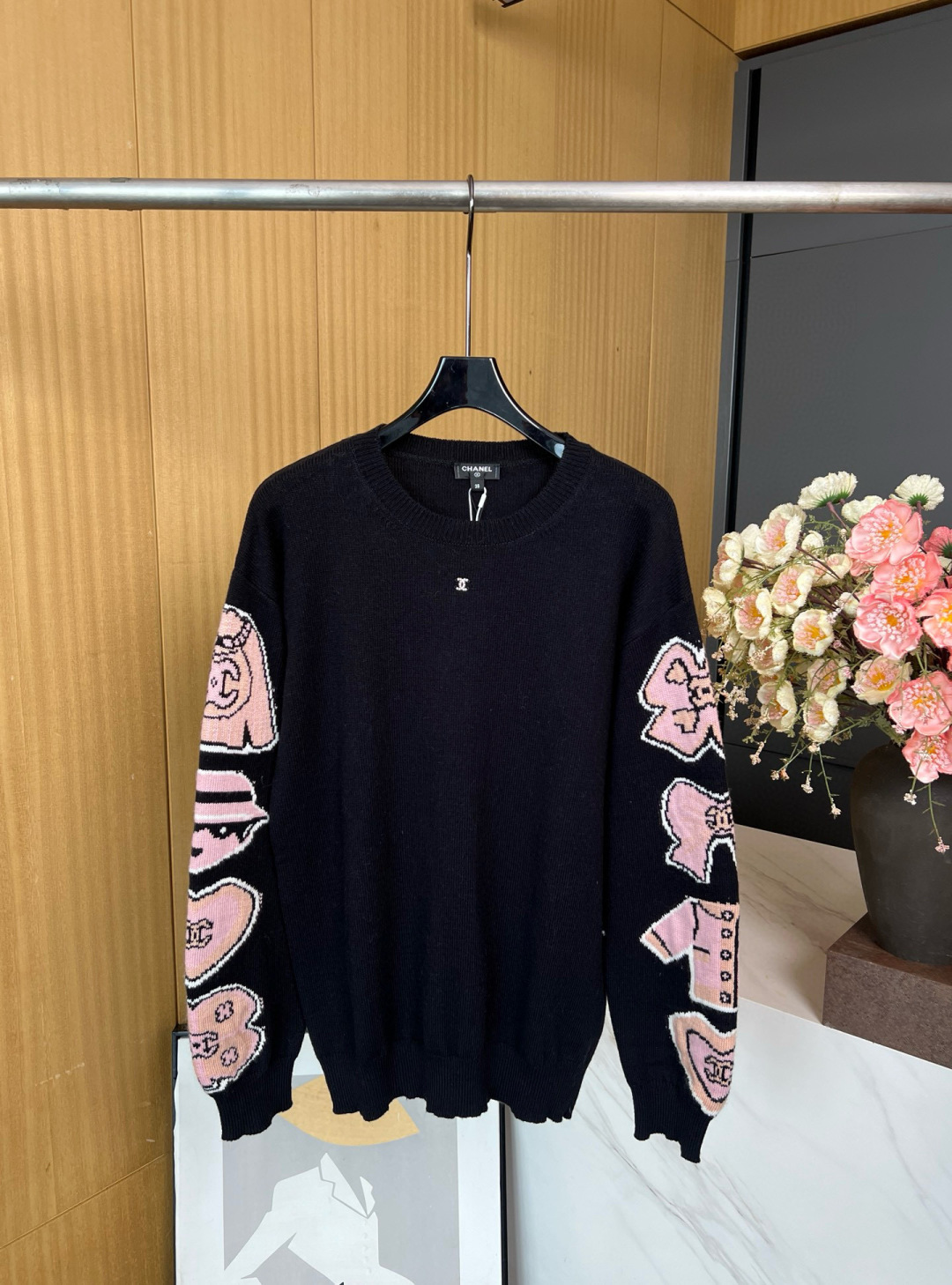 NO:476064,Chanel Xiaoxiang New early autumn style round neck wool knitted pullover, pink brand embroidery on the arm, logo embroidery on the chest, logo accessories on the wool fabric S M L, chanel, alexander wang19860909Chanel 小香 早秋新款 圆领羊毛针织套头衫、手臂饰粉色品牌标识刺绣、胸口点缀徽标饰品、羊毛面料 码数S M L,,chanel,alexander wang,Women's clothing