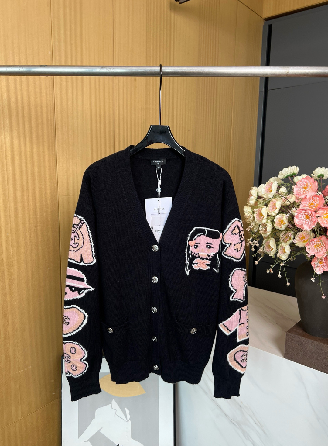 NO:476068,Chanel Xiaoxiang New early autumn V-neck wool knitted cardigan jacket, pink brand embroidery on the arm, cute little girl pattern on the chest, embellished pink logo jewelry, V-neck neckline button closure, wool fabric S M L, chanel, jackets & coats, alexander wang19860909Chanel 小香 早秋新款 V领羊毛针织开衫外套、手臂饰粉色品牌标识刺绣、胸口可爱小女孩图案、点缀粉色徽标饰品、V领领口 纽扣开合、羊毛面料 码数S M L,,chanel,jackets & coats,alexander wang,Women's clothing