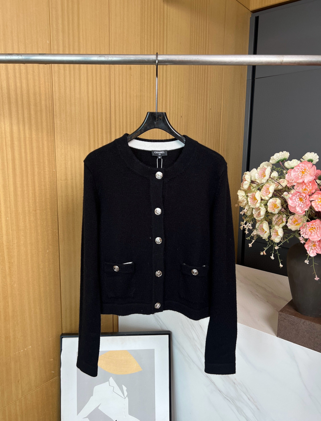 NO:476074,Chanel Xiaoxiang, new style in early autumn, contrasting collar double pocket knitted cardigan, custom logo buttons, back embroidered letters, cashmere fabric, soft and comfortable S M L, chanel, alexander wang19860909Chanel 小香 早秋新款 撞色领口双口袋针织开衫、定制logo纽扣、后背刺绣字母、羊绒面料、软糯舒服 码数S M L,,chanel,alexander wang,Women's clothing