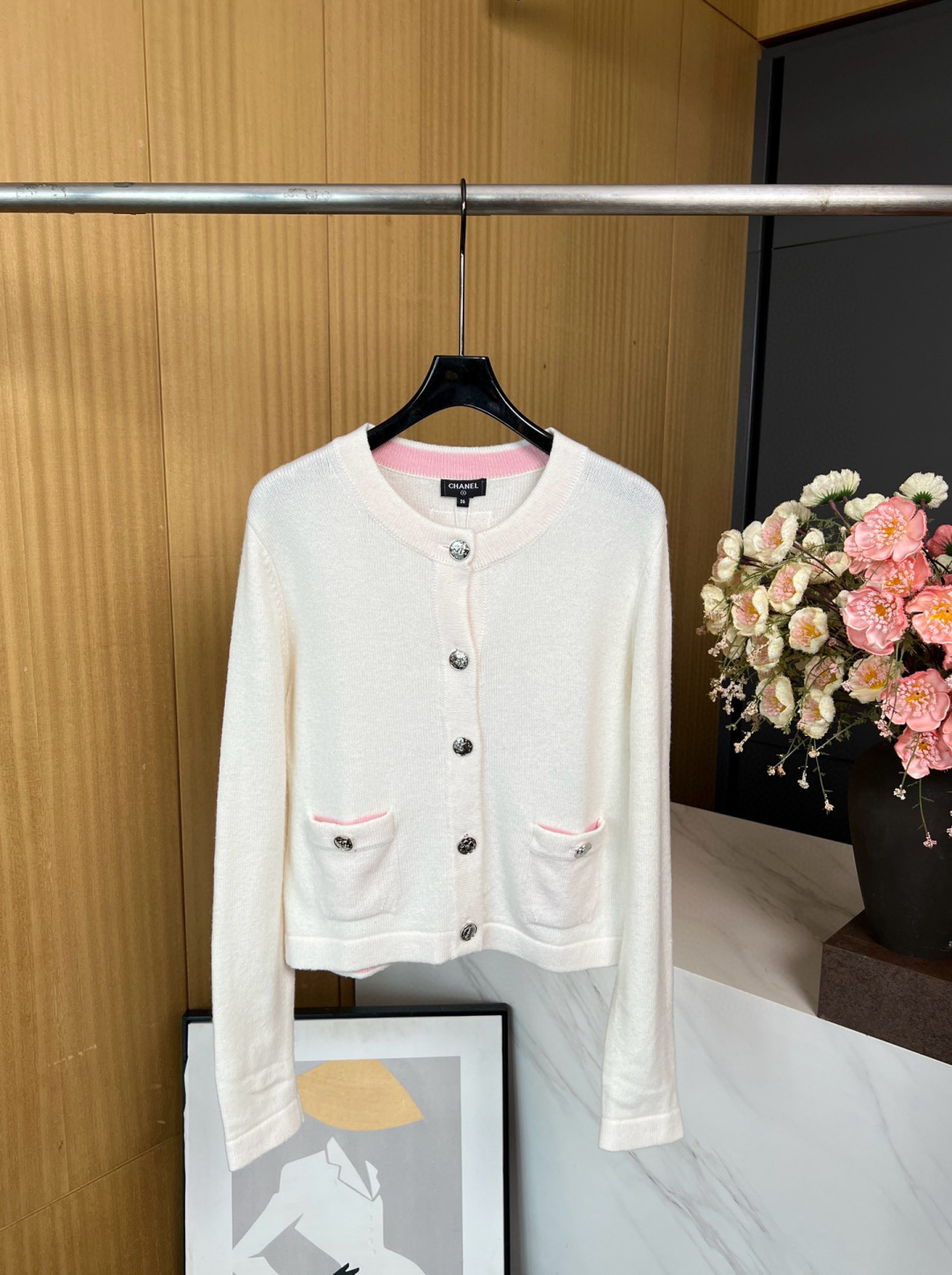 NO:476078,Chanel Xiaoxiang, new style in early autumn, contrasting collar double pocket knitted cardigan, custom logo buttons, back embroidered letters, cashmere fabric, soft and comfortable S M L, chanel, alexander wang19860909Chanel 小香 早秋新款 撞色领口双口袋针织开衫、定制logo纽扣、后背刺绣字母、羊绒面料、软糯舒服 码数S M L,,chanel,alexander wang,Women's clothing