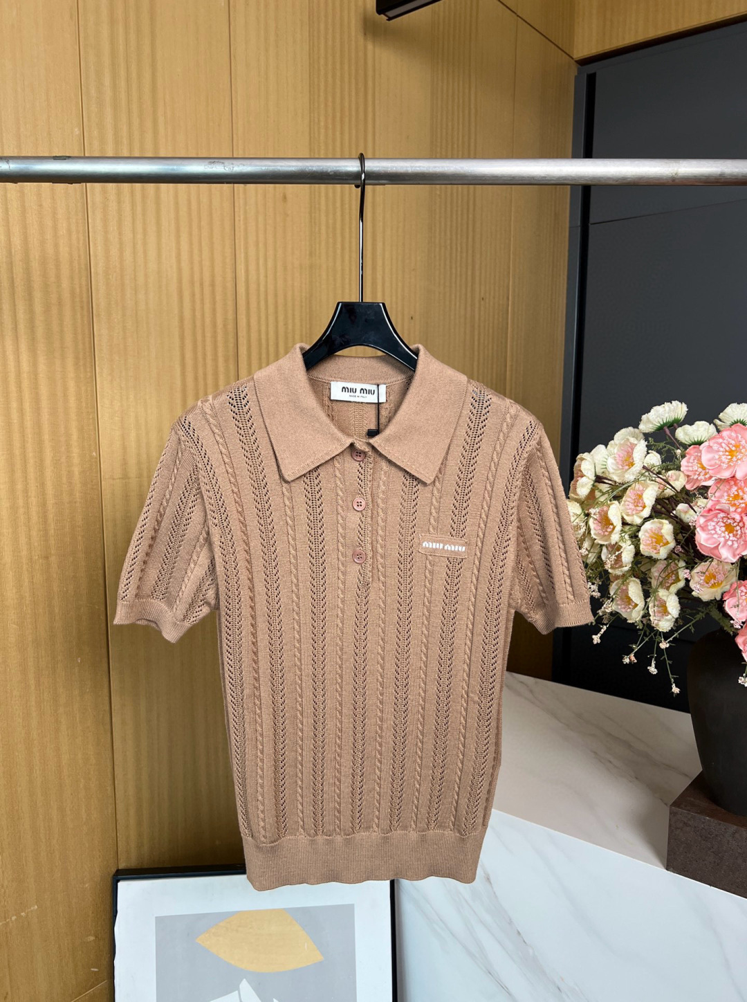 NO:476083,MIUMIU early autumn new style college style lapel hollow knitted short-sleeved shirt, hollow mesh design, chest logo labeling, wool fabric, comfortable and elastic S M L,,miumiu,T-shirt,alexander wang19860909MIUMIU 早秋新款 学院风翻领镂空针织短袖衫、镂空网眼设计、胸口logo贴标、羊毛面料、舒服有弹性 码数S M L,,miumiu,T-shirt,alexander wang,Women's clothing