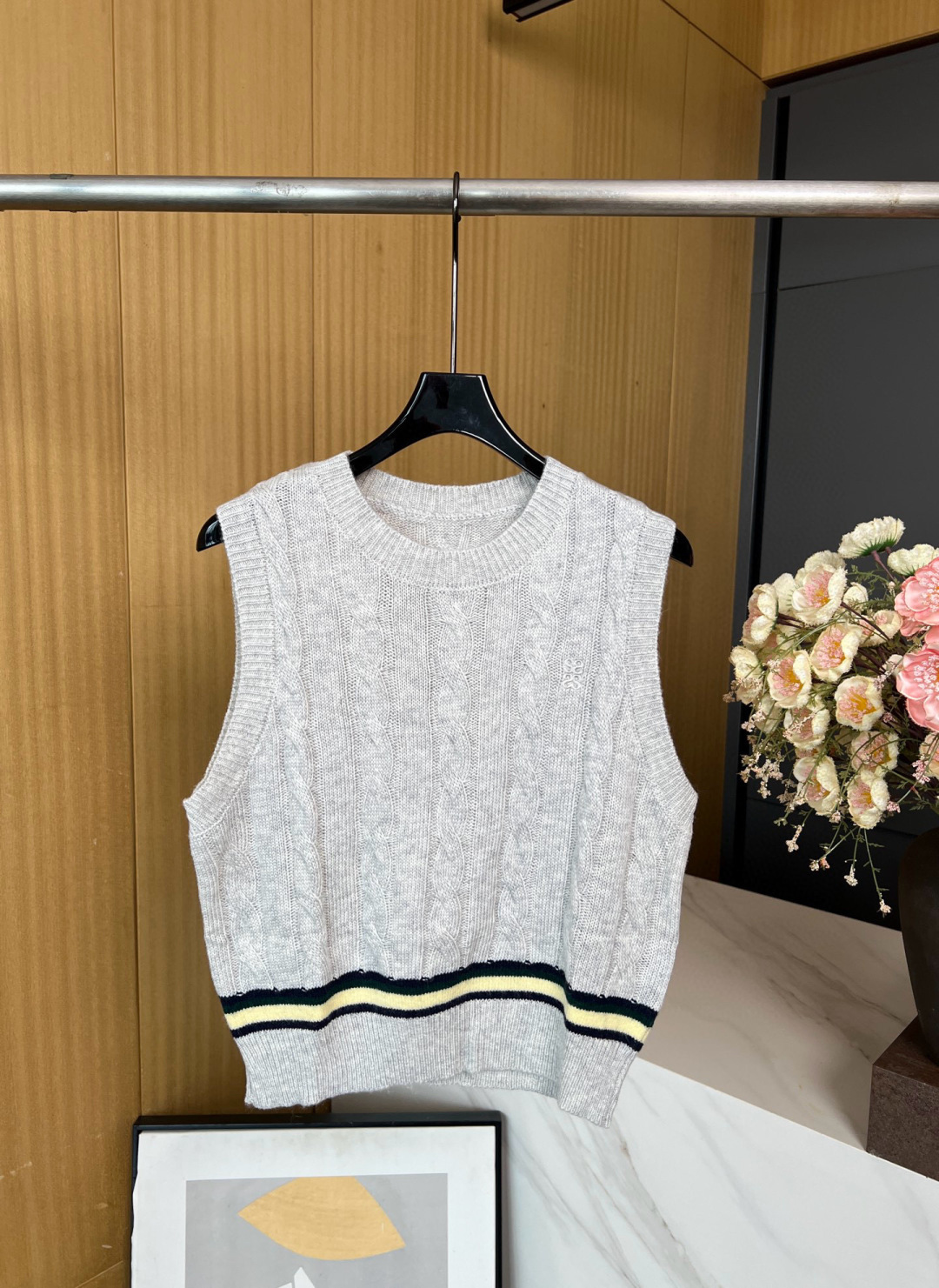 NO:476094,SANDRO early autumn new style contrast striped gray twist knitted vest, chest embroidery logo, simple temperament, soft and comfortable fabric, super good-looking with shirt. S M L,,alexander wang19860909SANDRO 早秋新款 撞色条纹灰色麻花针织背心、胸口刺绣logo、简约气质、面料柔软舒服、搭配衬衣超级好看 码数S M L,,alexander wang,Women's clothing