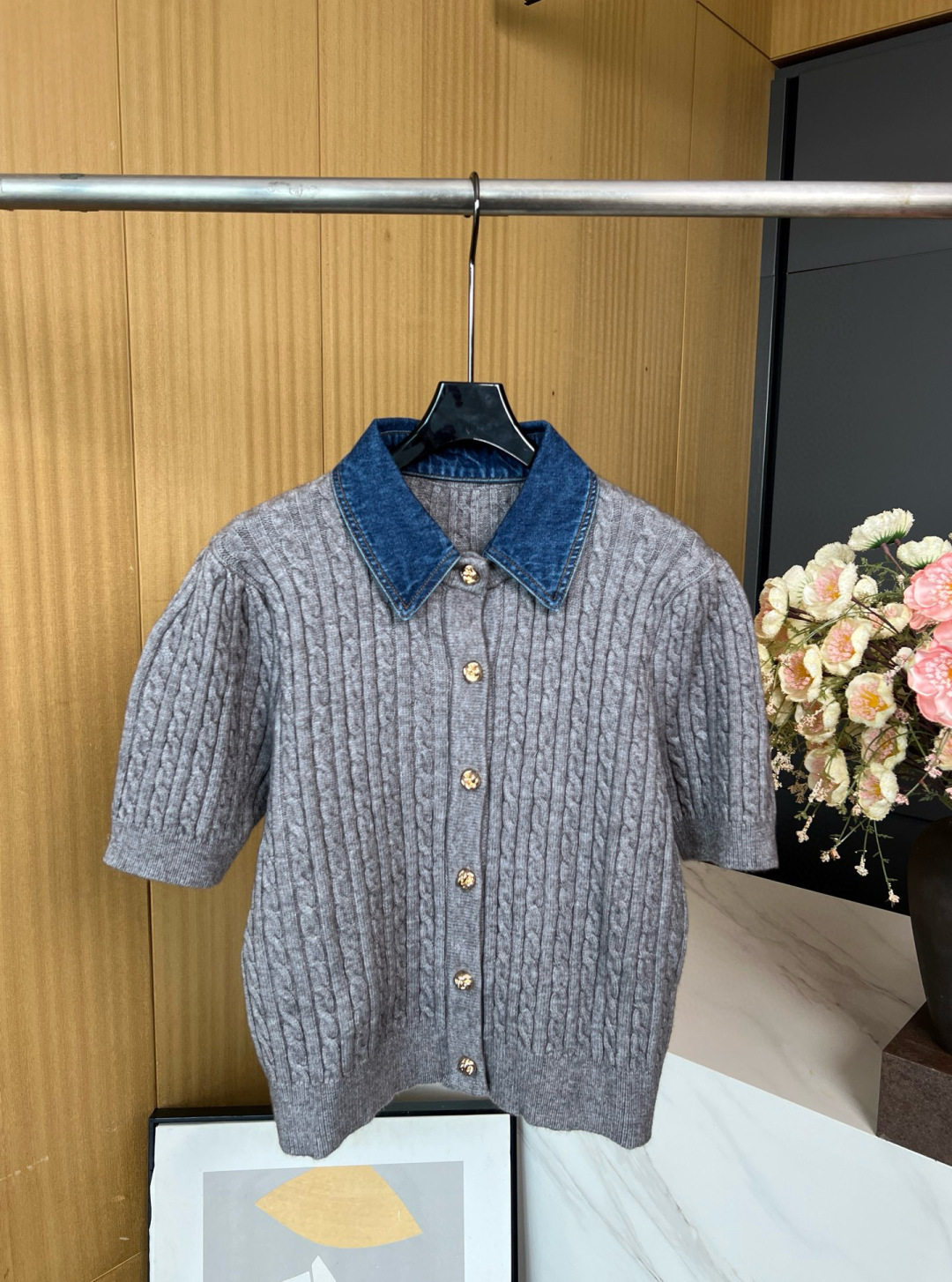 NO:476101,SANDRO early autumn new style, detachable denim neck short-sleeved knit cardigan, custom gold buttons, super comfortable fabric, French romantic style, very beautiful upper body S M L,, T-shirt, alexander wang19860909SANDRO 早秋新款 可拆卸牛仔领短袖针织开衫、定制金色纽扣、面料超级舒服、法式浪漫风、上身非常好看 码数S M L,,T-shirt,alexander wang,Women's clothing